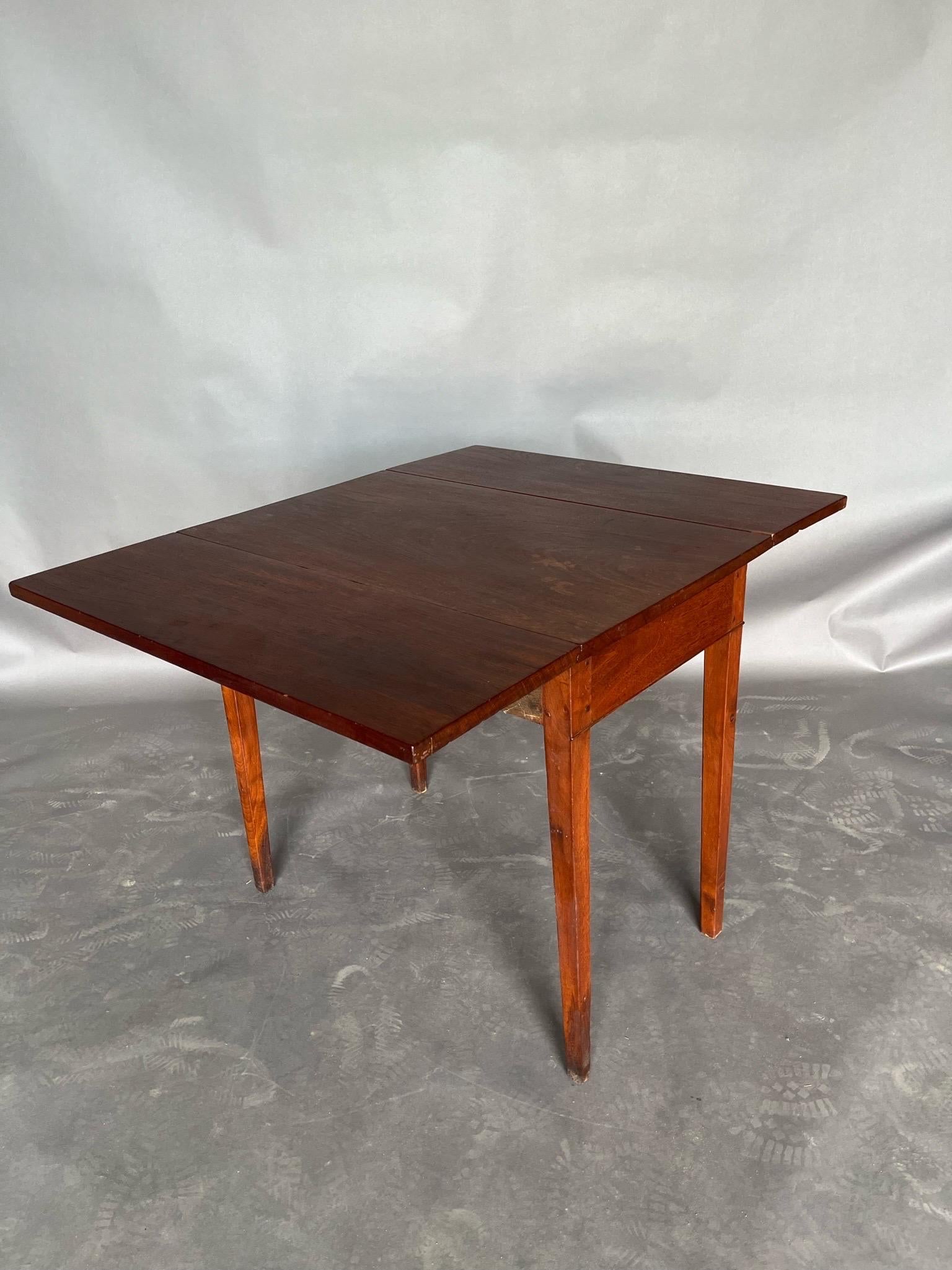 18th Century Virginia Tidewater Walnut and Yellow Pine Drop Leaf Table  For Sale 2