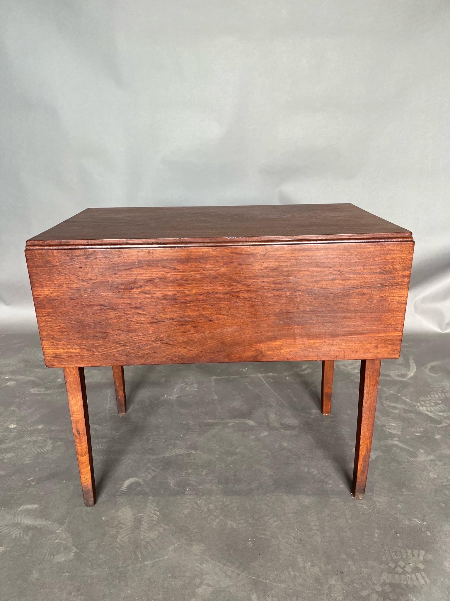 18th Century Virginia Tidewater Walnut and Yellow Pine Drop Leaf Table  For Sale 4