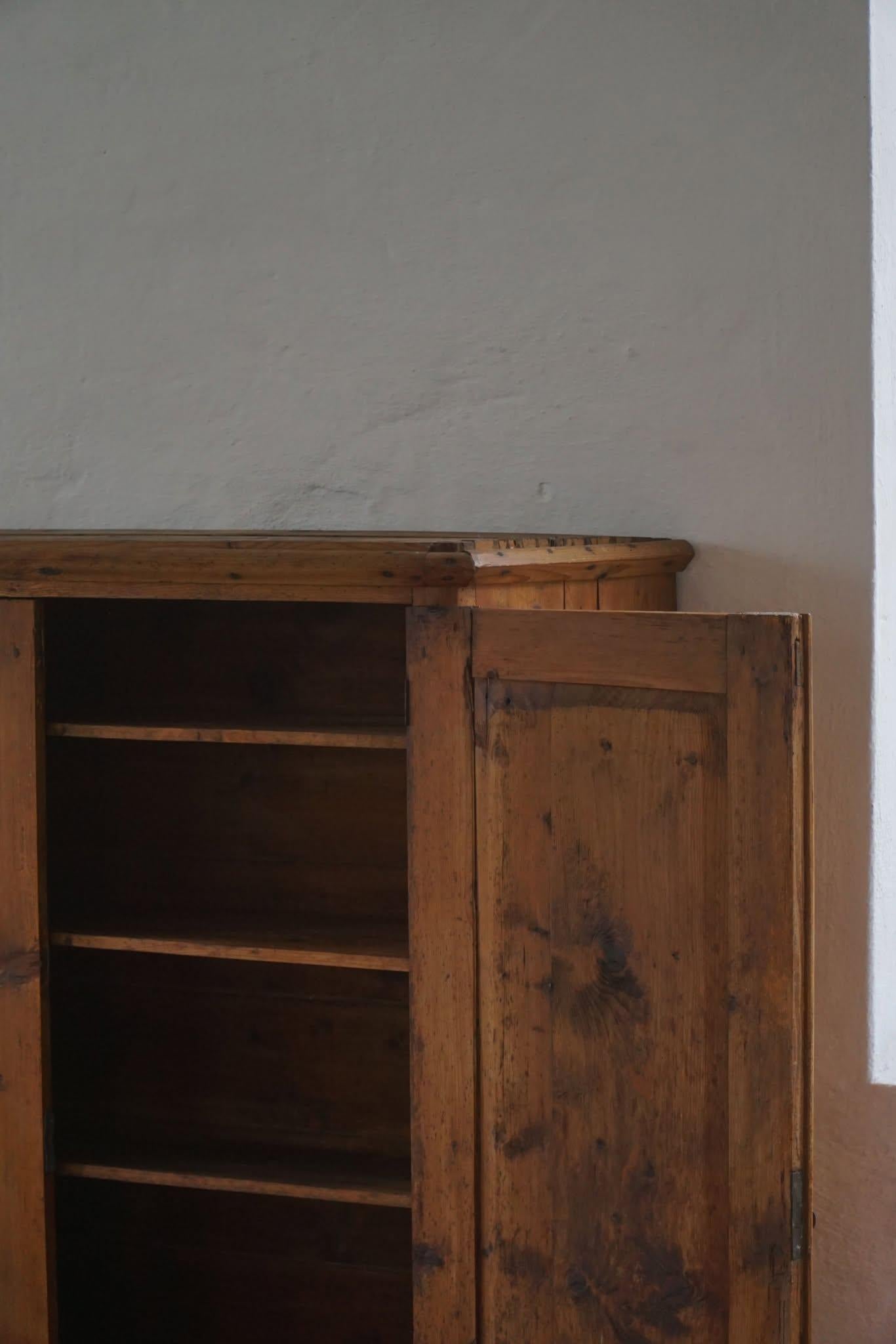Armoire ancienne Wabi Sabi du 18ème siècle en pin, fabriquée à la main en Suède en vente 3