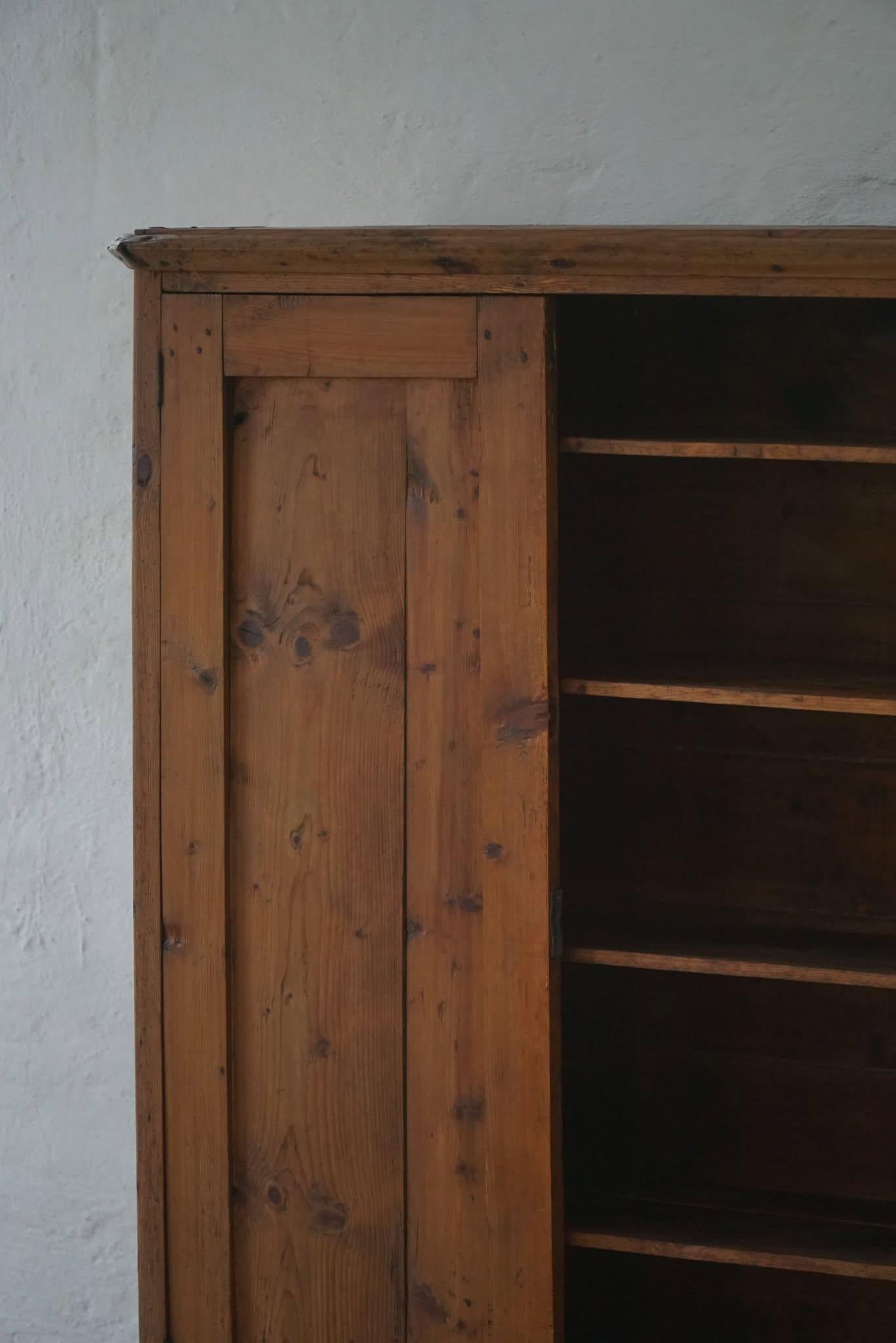 Armoire ancienne Wabi Sabi du 18ème siècle en pin, fabriquée à la main en Suède en vente 4