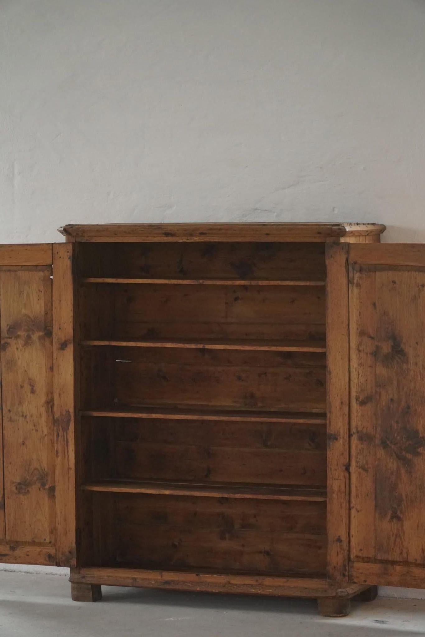 Armoire ancienne Wabi Sabi du 18ème siècle en pin, fabriquée à la main en Suède en vente 5