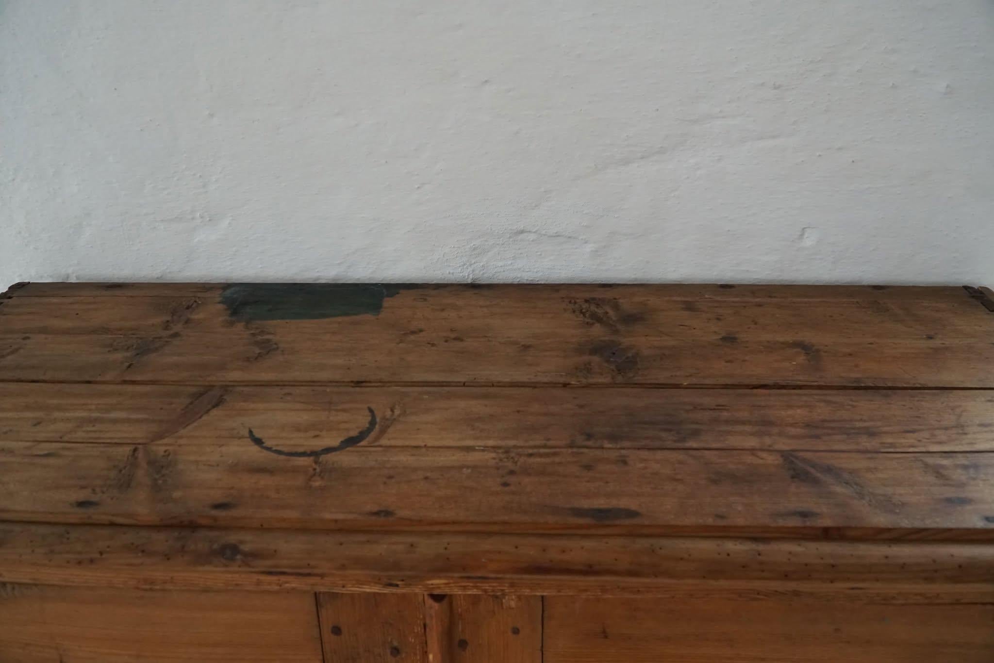 Armoire ancienne Wabi Sabi du 18ème siècle en pin, fabriquée à la main en Suède en vente 6