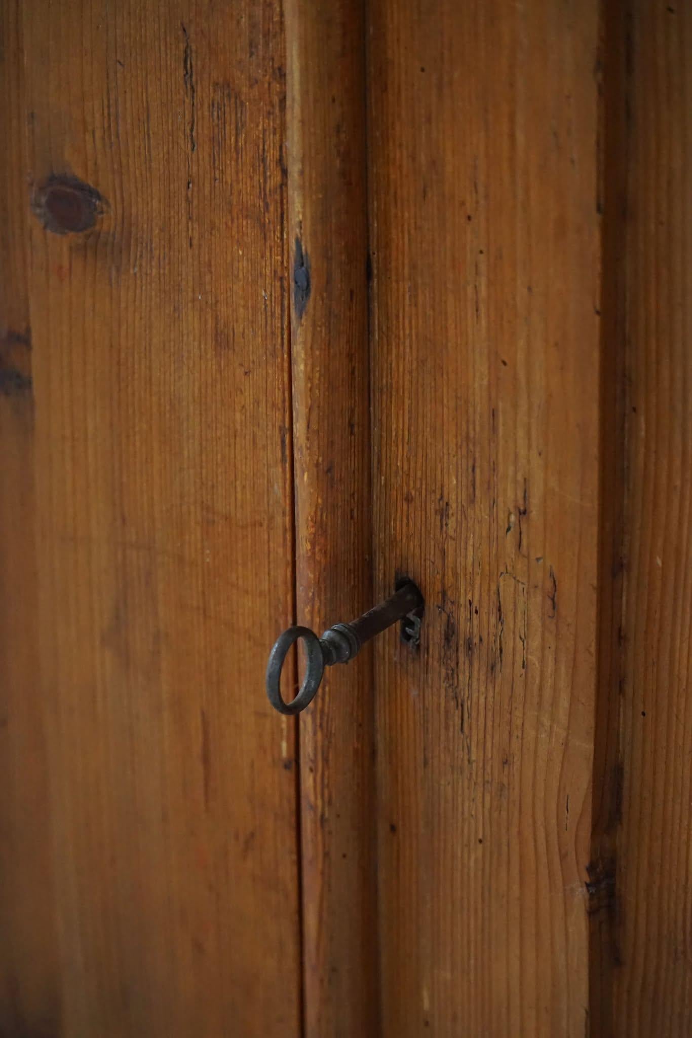 Armoire ancienne Wabi Sabi du 18ème siècle en pin, fabriquée à la main en Suède en vente 7