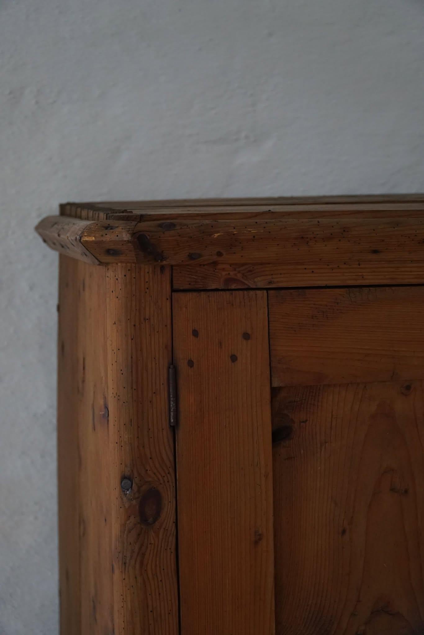 Armoire ancienne Wabi Sabi du 18ème siècle en pin, fabriquée à la main en Suède en vente 8