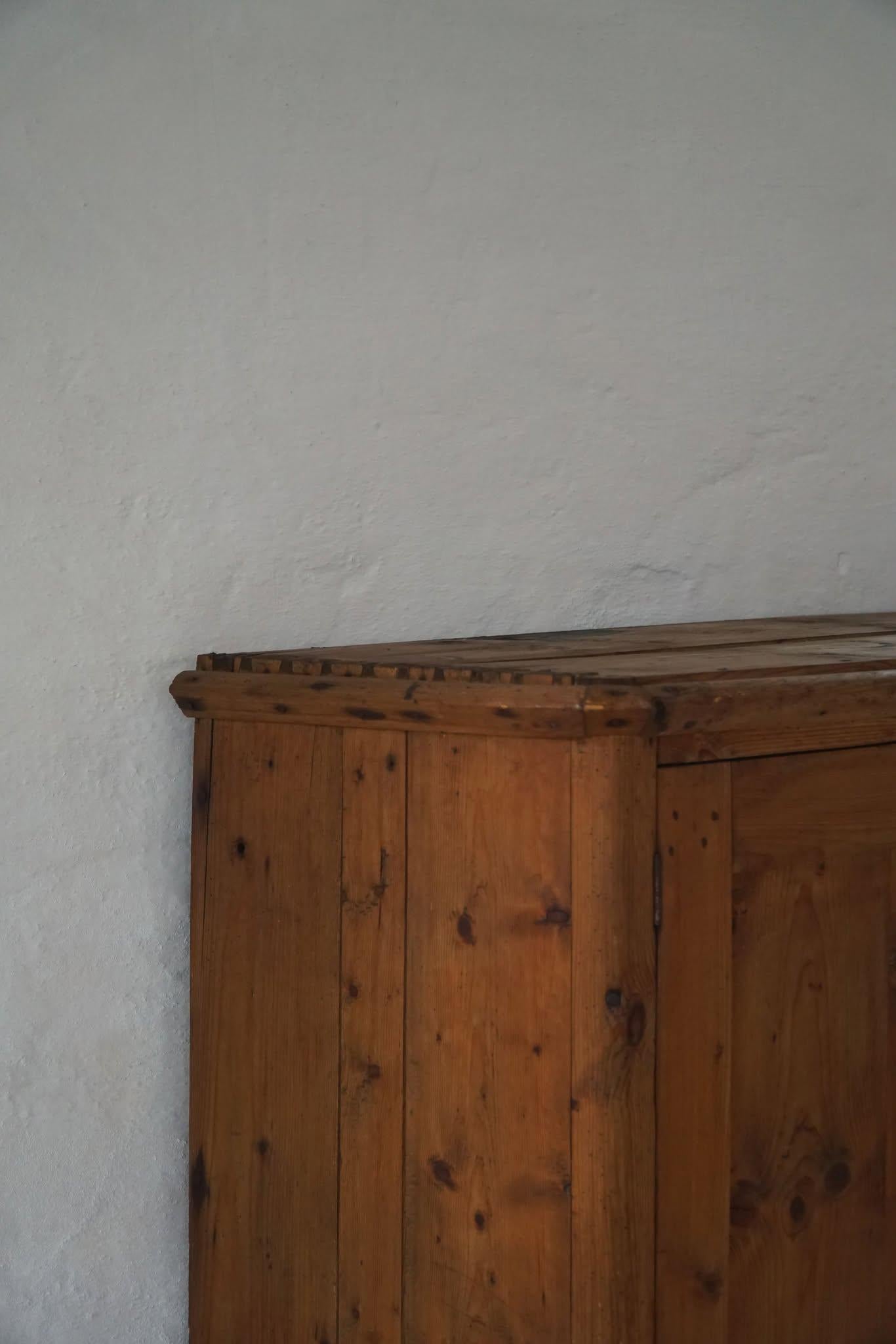 Armoire ancienne Wabi Sabi du 18ème siècle en pin, fabriquée à la main en Suède en vente 9