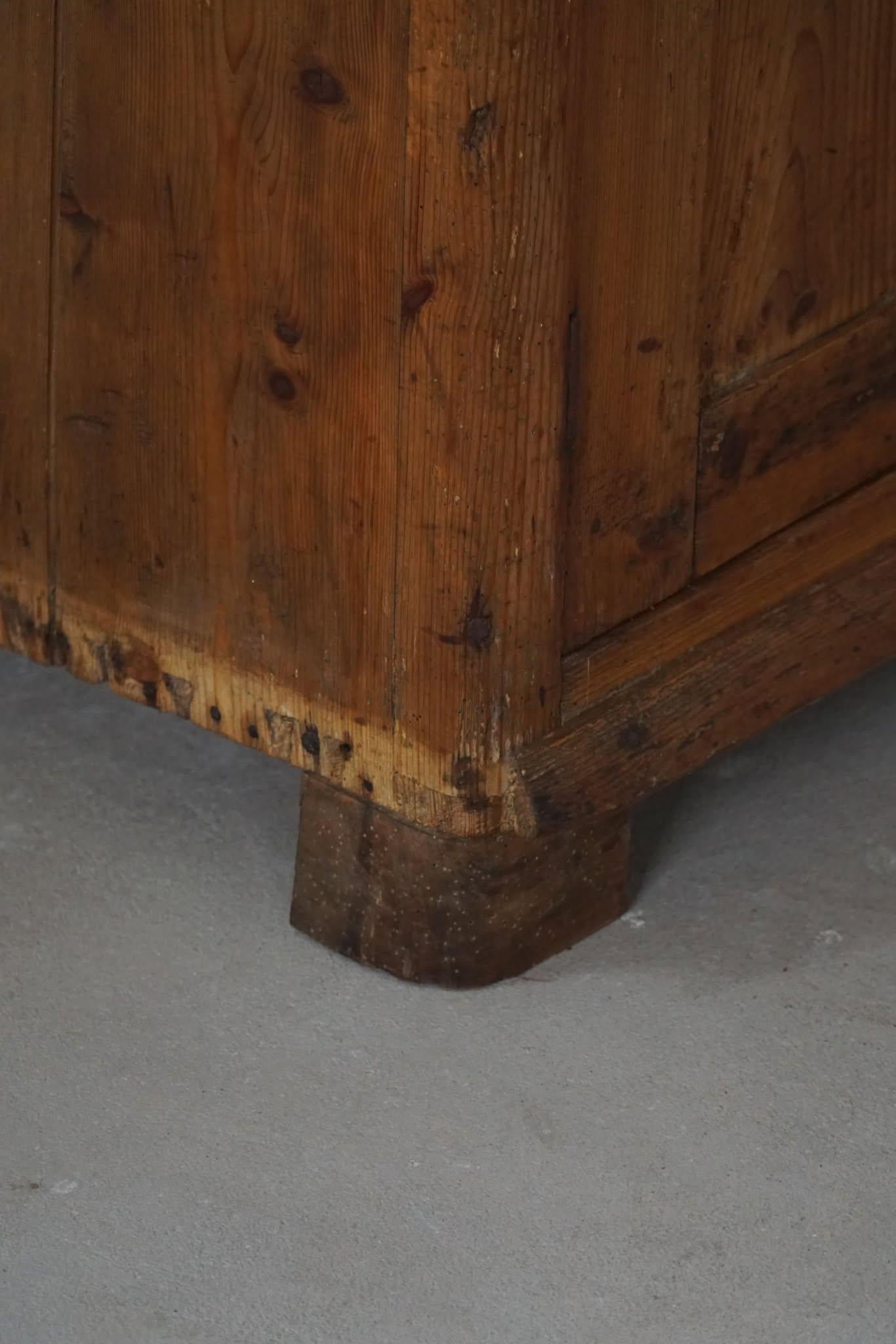 Armoire ancienne Wabi Sabi du 18ème siècle en pin, fabriquée à la main en Suède en vente 10