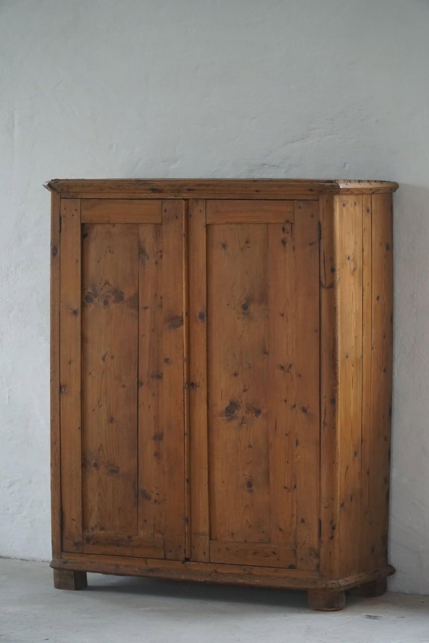Armoire ancienne Wabi Sabi du 18ème siècle en pin, fabriquée à la main en Suède en vente 11