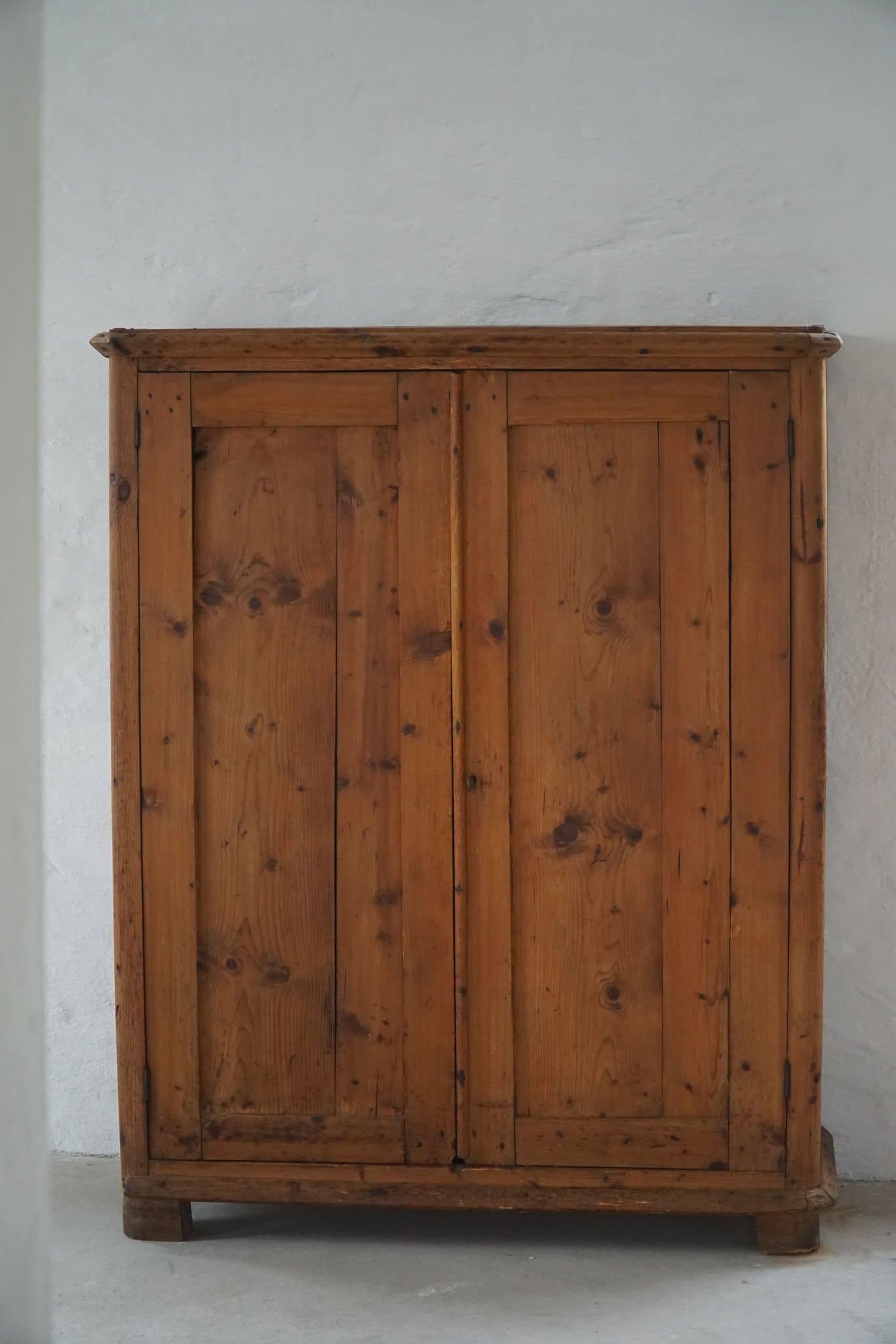 Armoire ancienne Wabi Sabi du 18ème siècle en pin, fabriquée à la main en Suède en vente 12