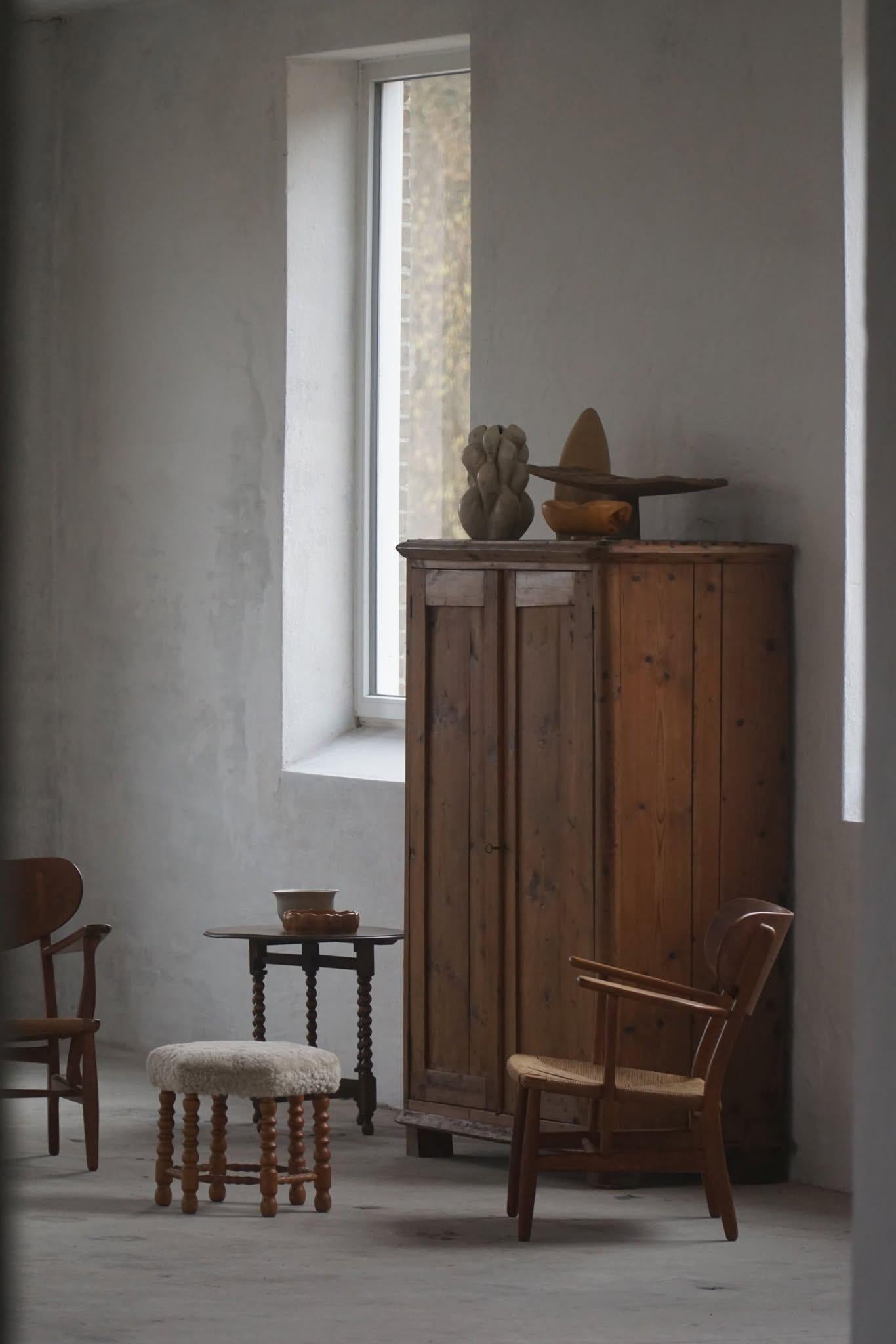Une charmante armoire ancienne primitive en pin, fabriquée avec des ferrures en bois. Fabriqué à la main par un ébéniste suédois à la fin du 18e siècle.

Un grand placard vintage avec une belle patine. Une bonne taille avec quatre étagères pouvant