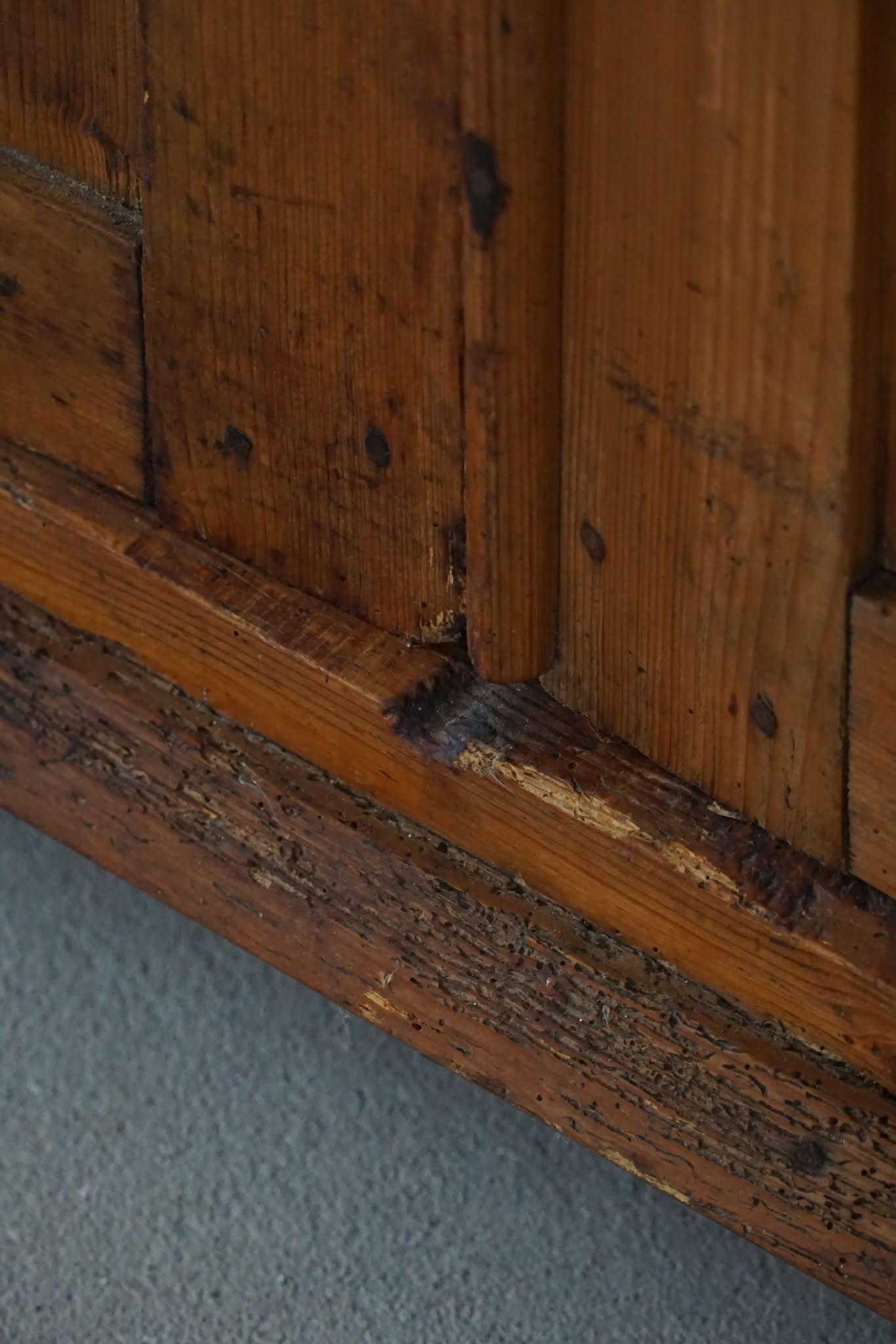 Armoire ancienne Wabi Sabi du 18ème siècle en pin, fabriquée à la main en Suède en vente 13