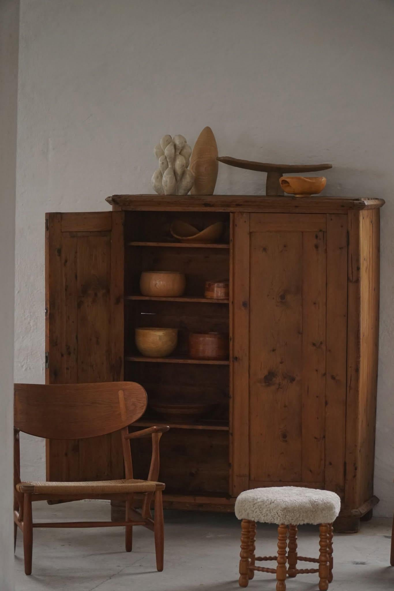 Scandinave moderne Armoire ancienne Wabi Sabi du 18ème siècle en pin, fabriquée à la main en Suède en vente