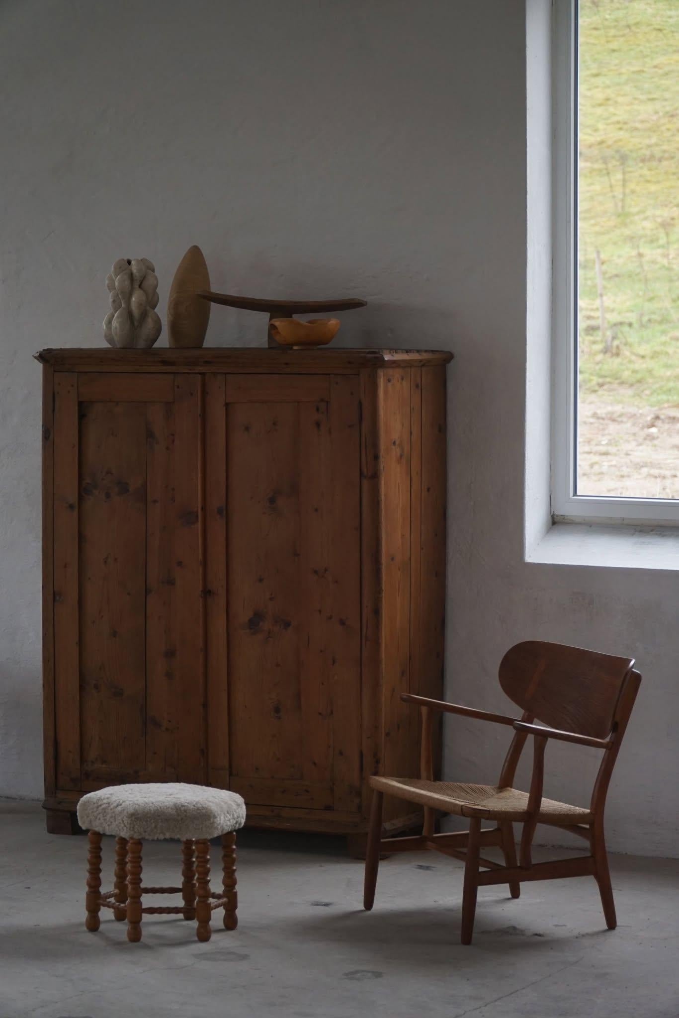 Armoire ancienne Wabi Sabi du 18ème siècle en pin, fabriquée à la main en Suède Abîmé - En vente à Odense, DK