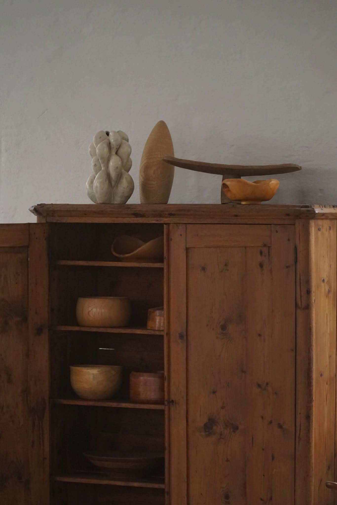 XVIIIe siècle Armoire ancienne Wabi Sabi du 18ème siècle en pin, fabriquée à la main en Suède en vente