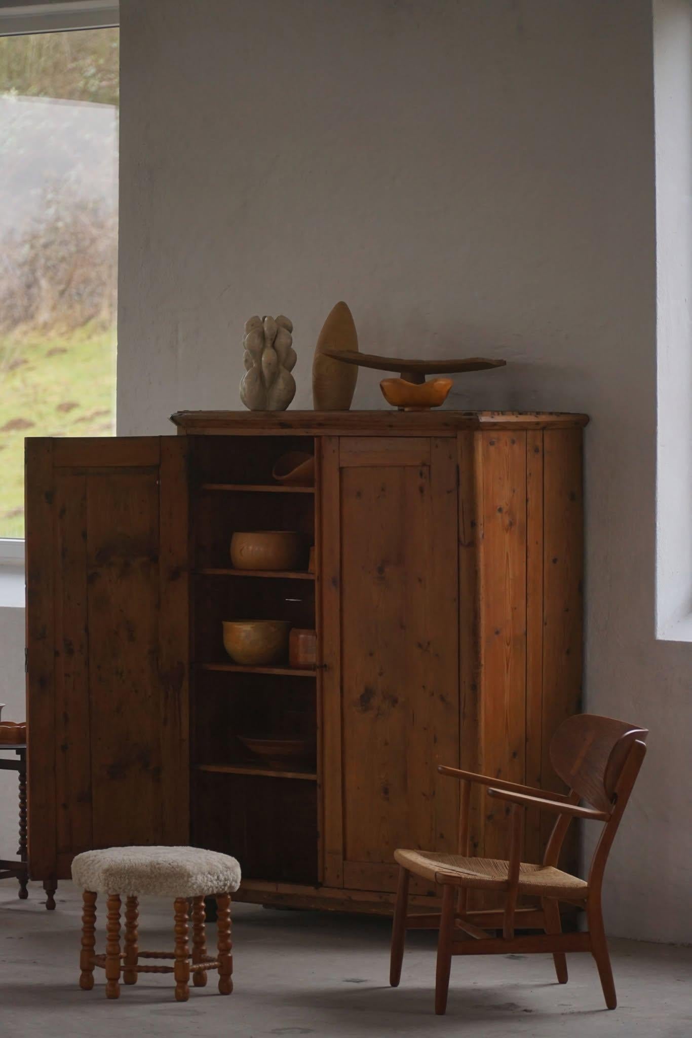 Armoire ancienne Wabi Sabi du 18ème siècle en pin, fabriquée à la main en Suède en vente 1