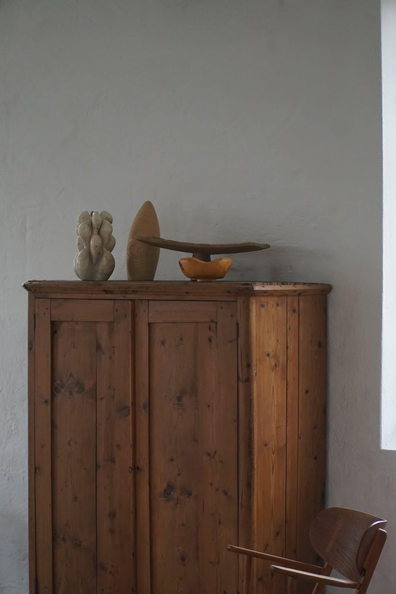Armoire ancienne Wabi Sabi du 18ème siècle en pin, fabriquée à la main en Suède en vente 2