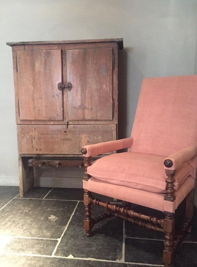 Armoire de cuisine ou de couloir en bois tendre des Alpes. 

Ces meubles sont fabriqués depuis des siècles par des artisans locaux dans toute l'Europe. Des techniques de menuiserie simples mais ingénieuses et un sens instinctif des proportions ont
