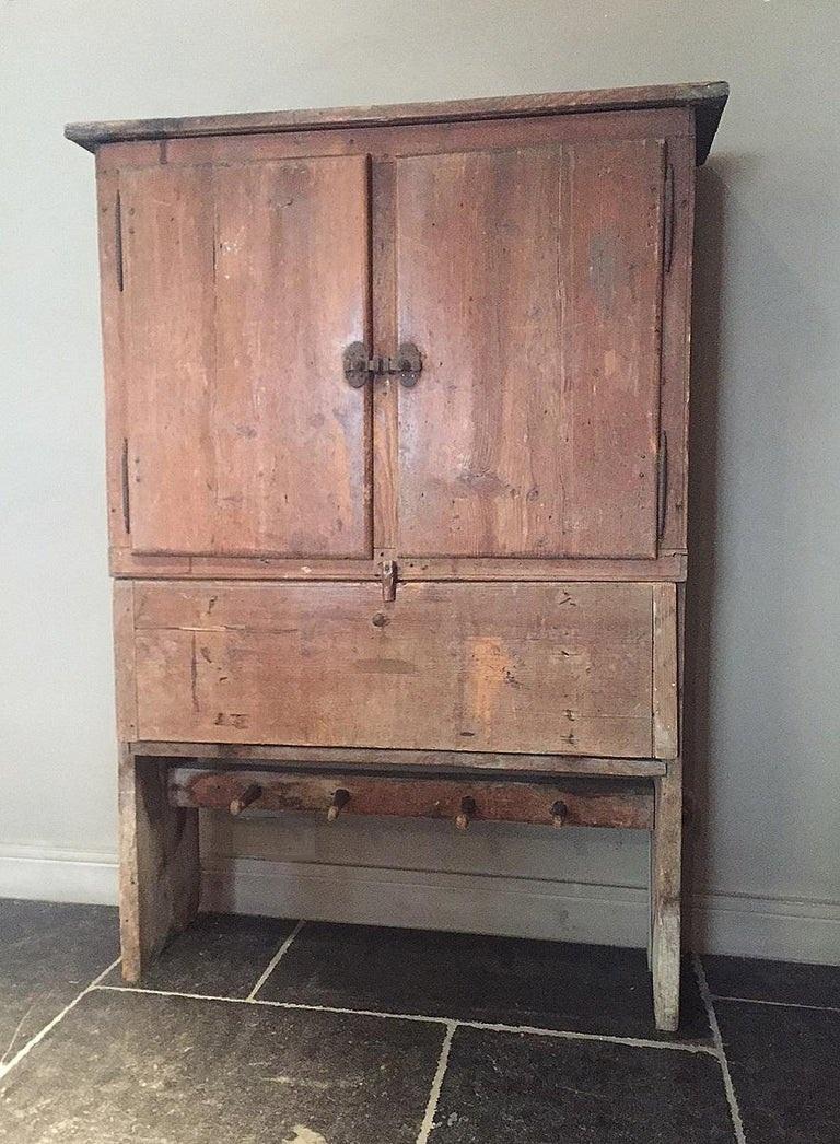 Français Armoire de cuisine de montagne Wabi Sabi du 18e siècle en vente