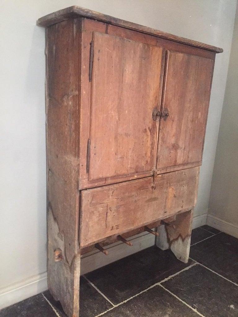 Fait main Armoire de cuisine de montagne Wabi Sabi du 18e siècle en vente
