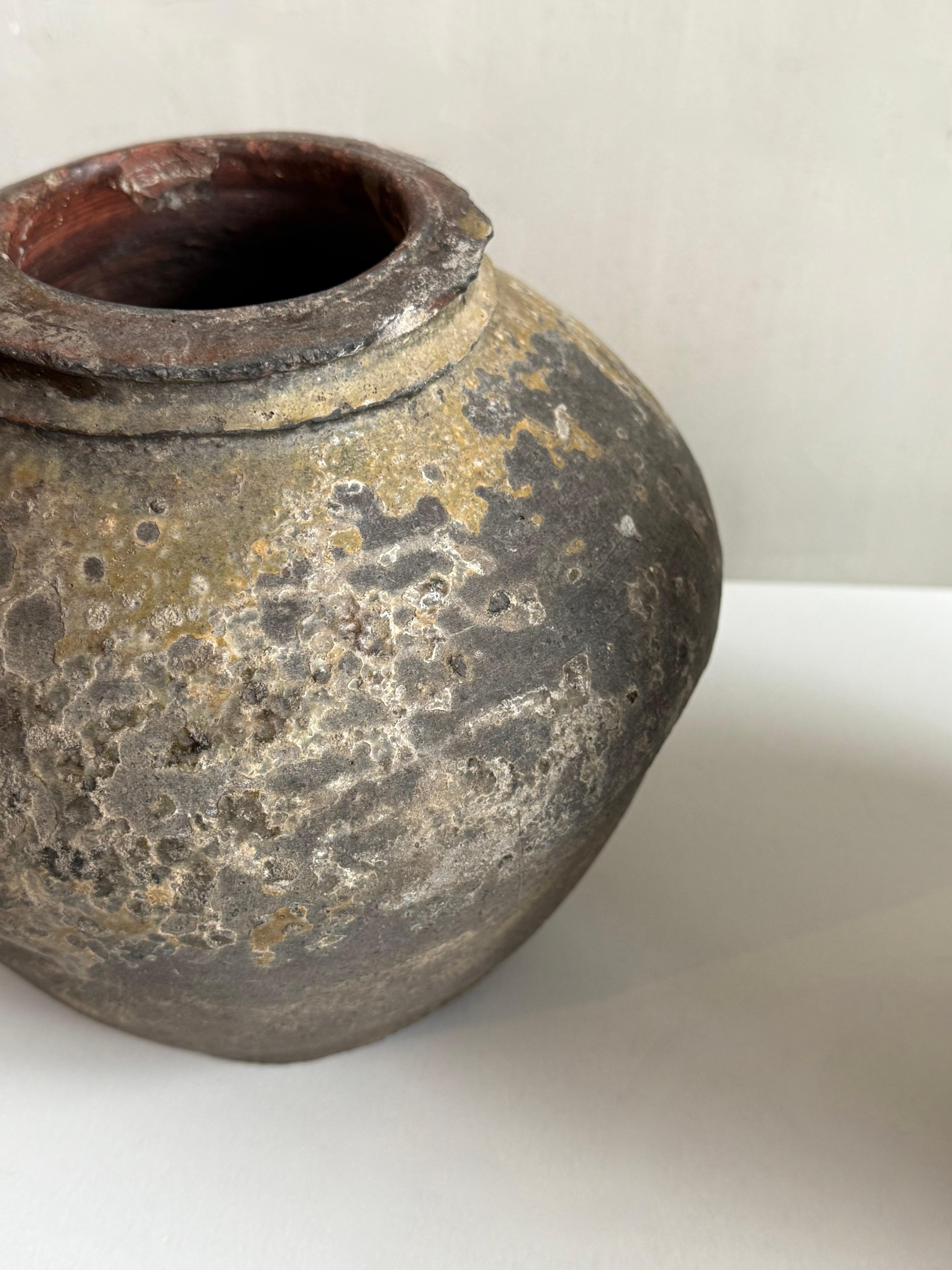 Vaso da conserva nepalese del XVIII secolo.
Venivano utilizzate per diversi scopi, tra cui la conservazione dello zenzero candito.

Splendidamente invecchiato, lo smalto originale è quasi completamente scomparso.
Questo lascia una patina