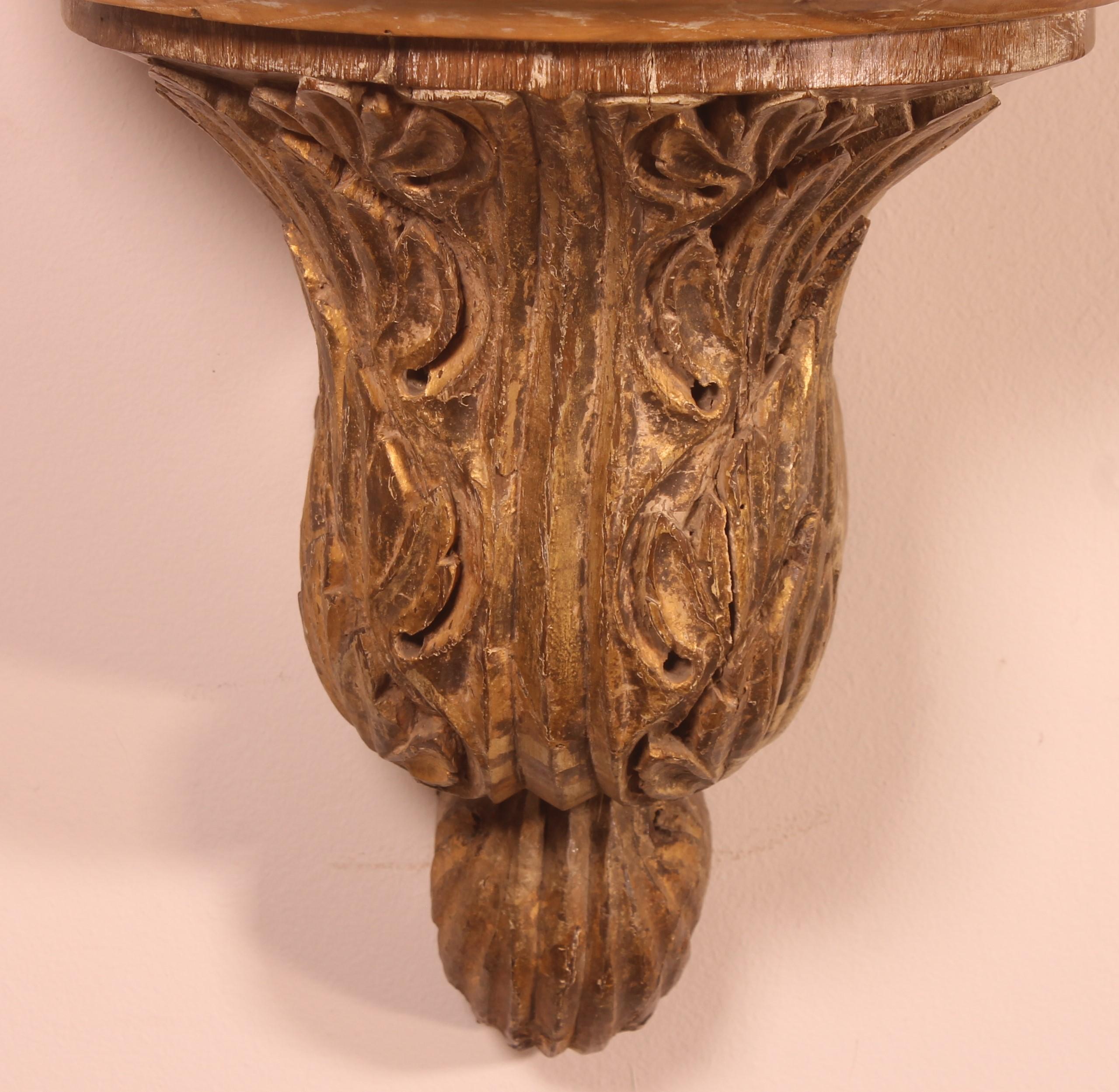 Elegant carved wall console in wood with acanthus leaf decoration from the 18th century
Very beautiful patina and in very good condition
Note: the upper part has been redone with a faux marble decoration