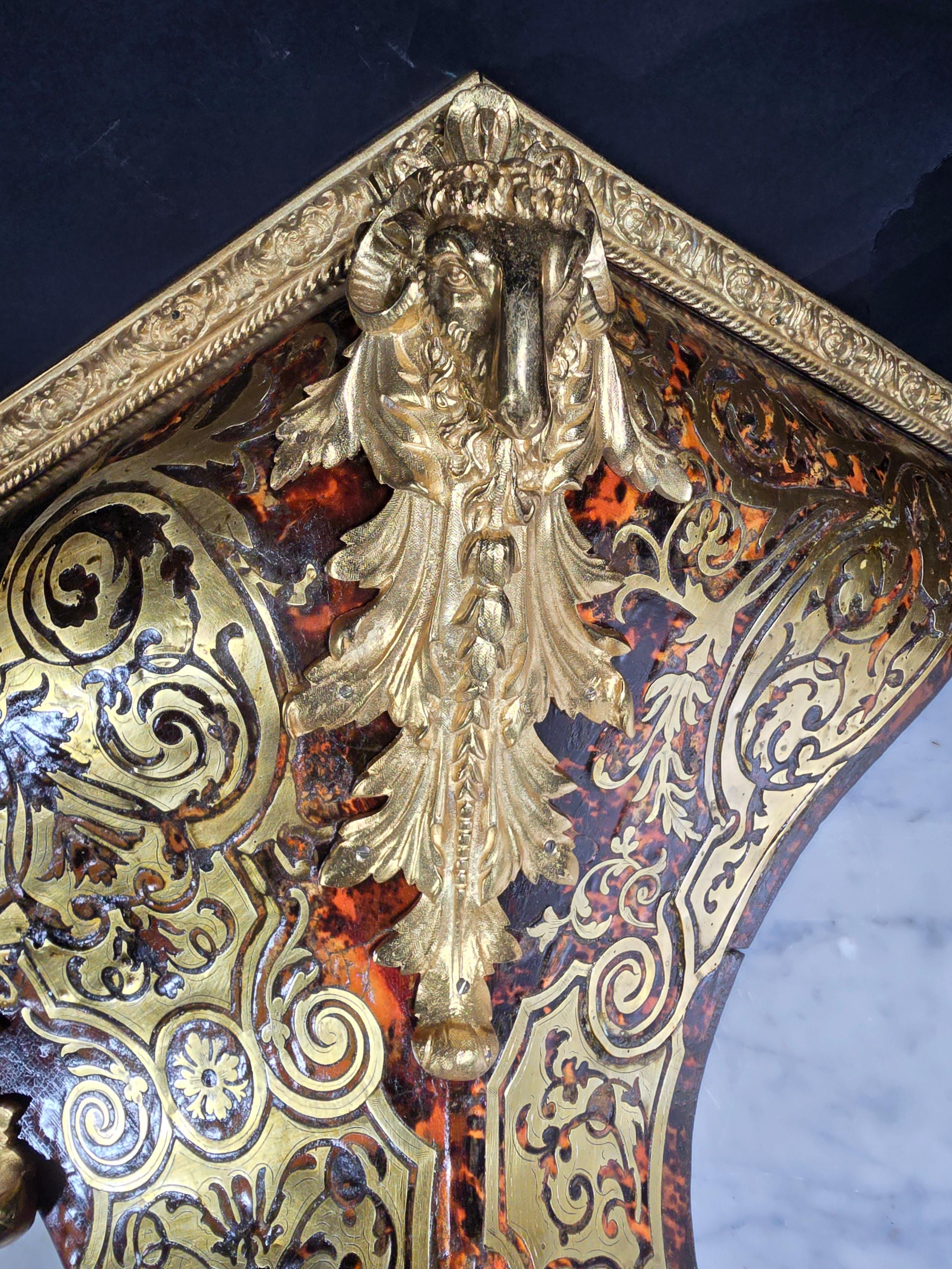 Wandsockel aus dem 18. Jahrhundert mit Boulle-Intarsien und vergoldeten Quecksilberglasbronzen im Angebot 5