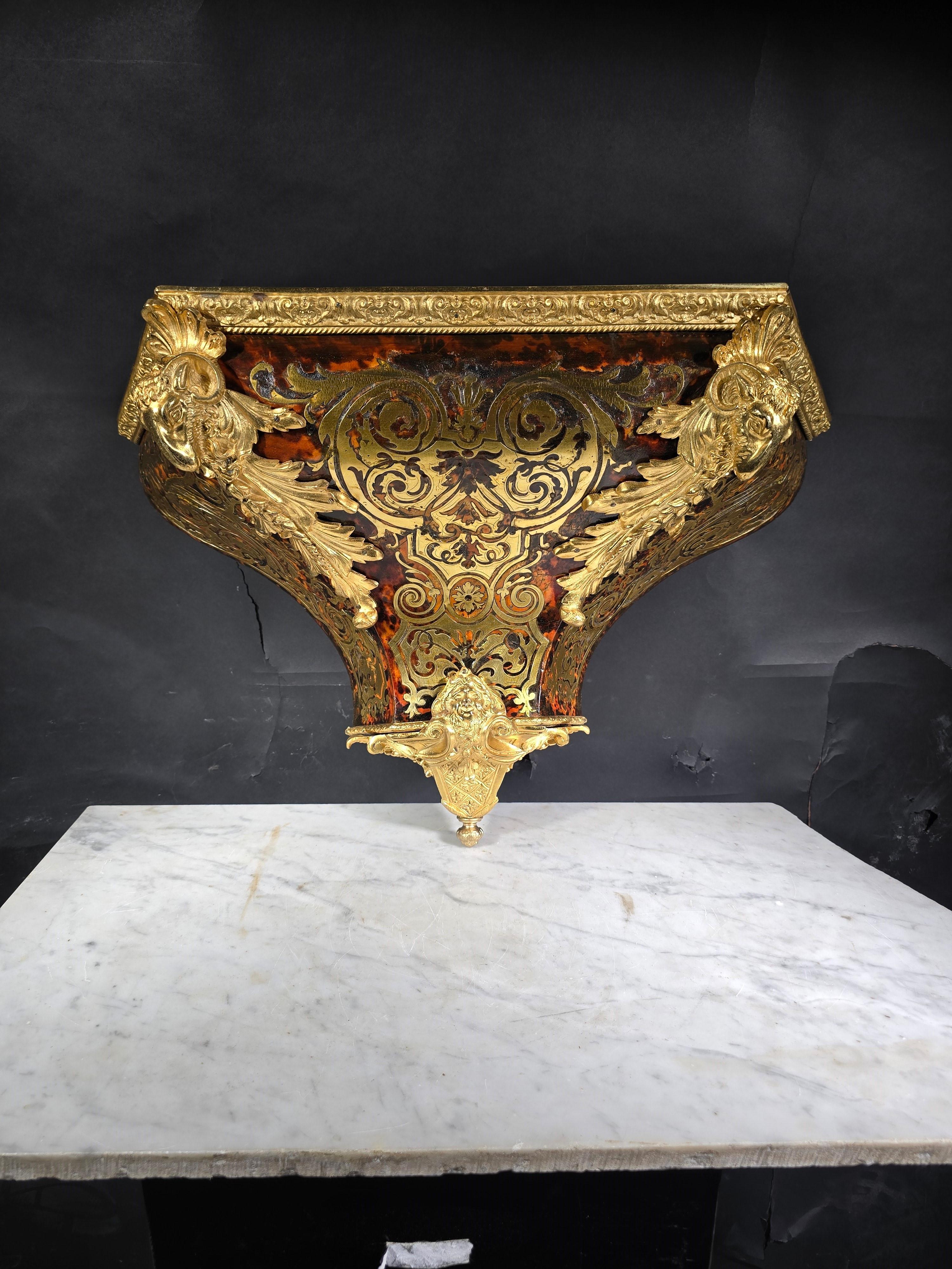 Versetzen Sie sich mit diesem eleganten Wandsockel in das 18. Jahrhundert zurück, ein bemerkenswertes Stück mit Boulle-Marketerie und quecksilbervergoldeten Bronzen. Dieser Sockel verkörpert die Raffinesse und Opulenz der Barockzeit und verleiht