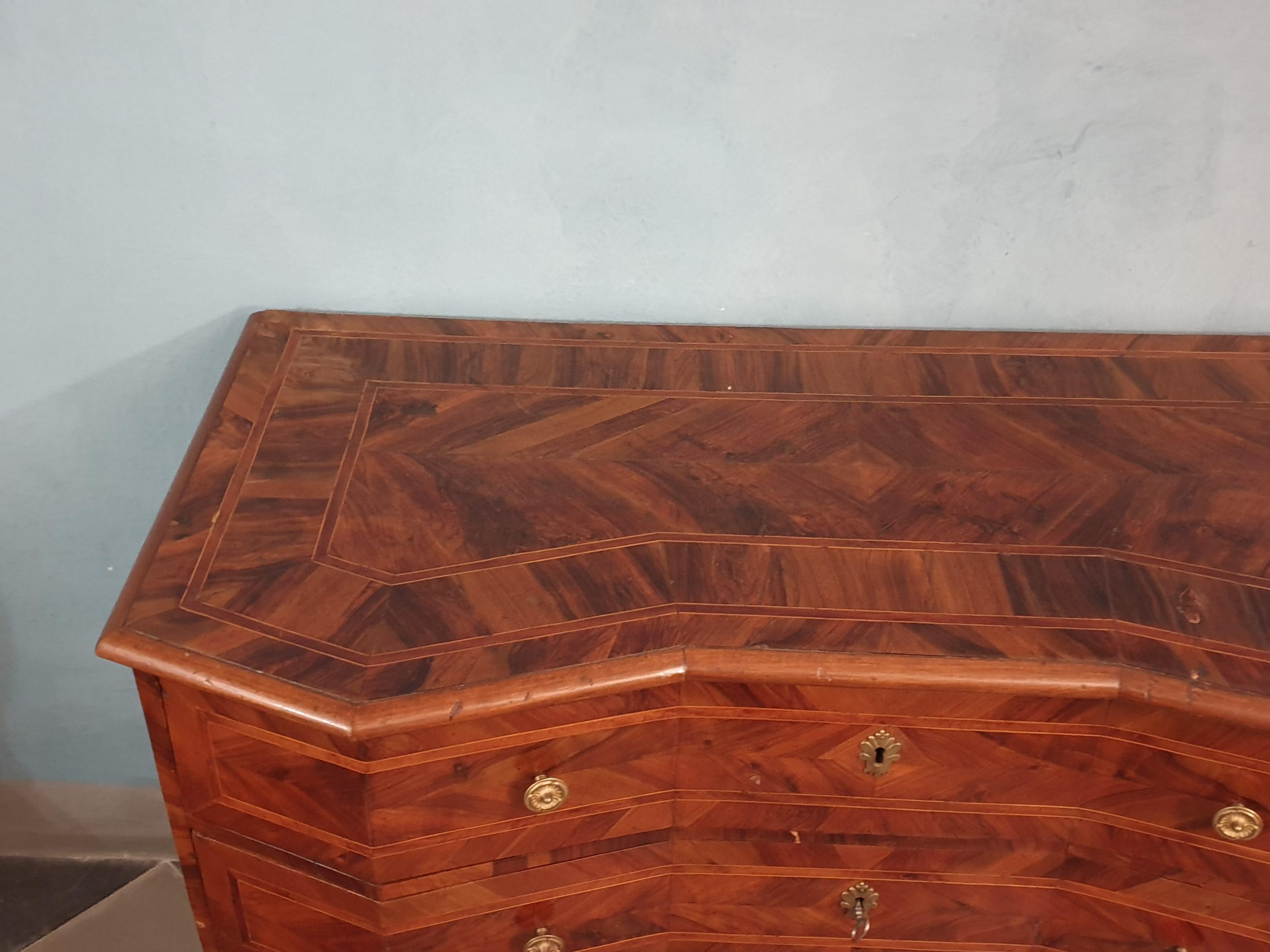 18th Century Wallnut Dresser In Good Condition For Sale In Niella Tanaro, IT