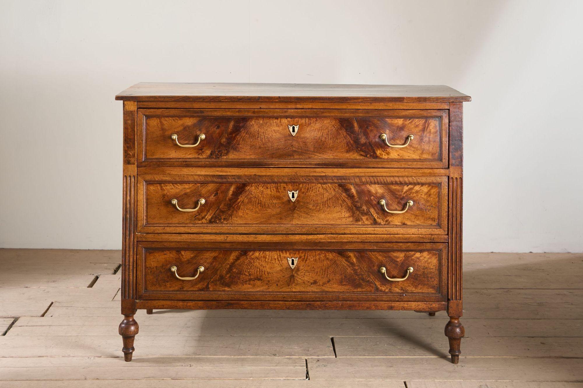 Cómoda francesa de nogal y olmo del siglo XVIII en Excelente estado para la venta en Malton, GB