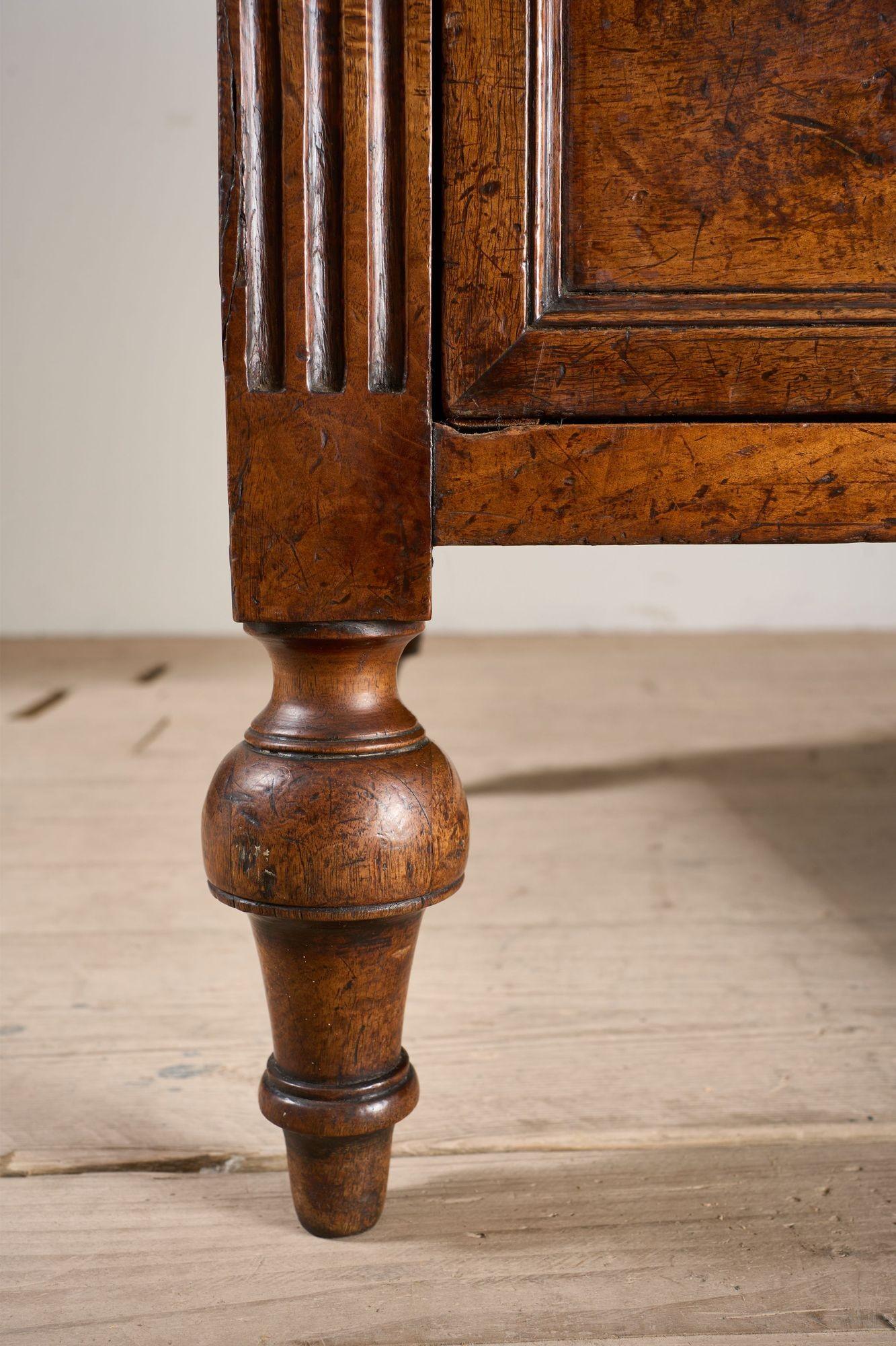 Cómoda francesa de nogal y olmo del siglo XVIII Olmo en venta