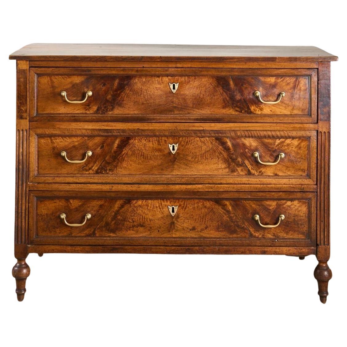 Commode française du XVIIIe siècle en noyer et orme