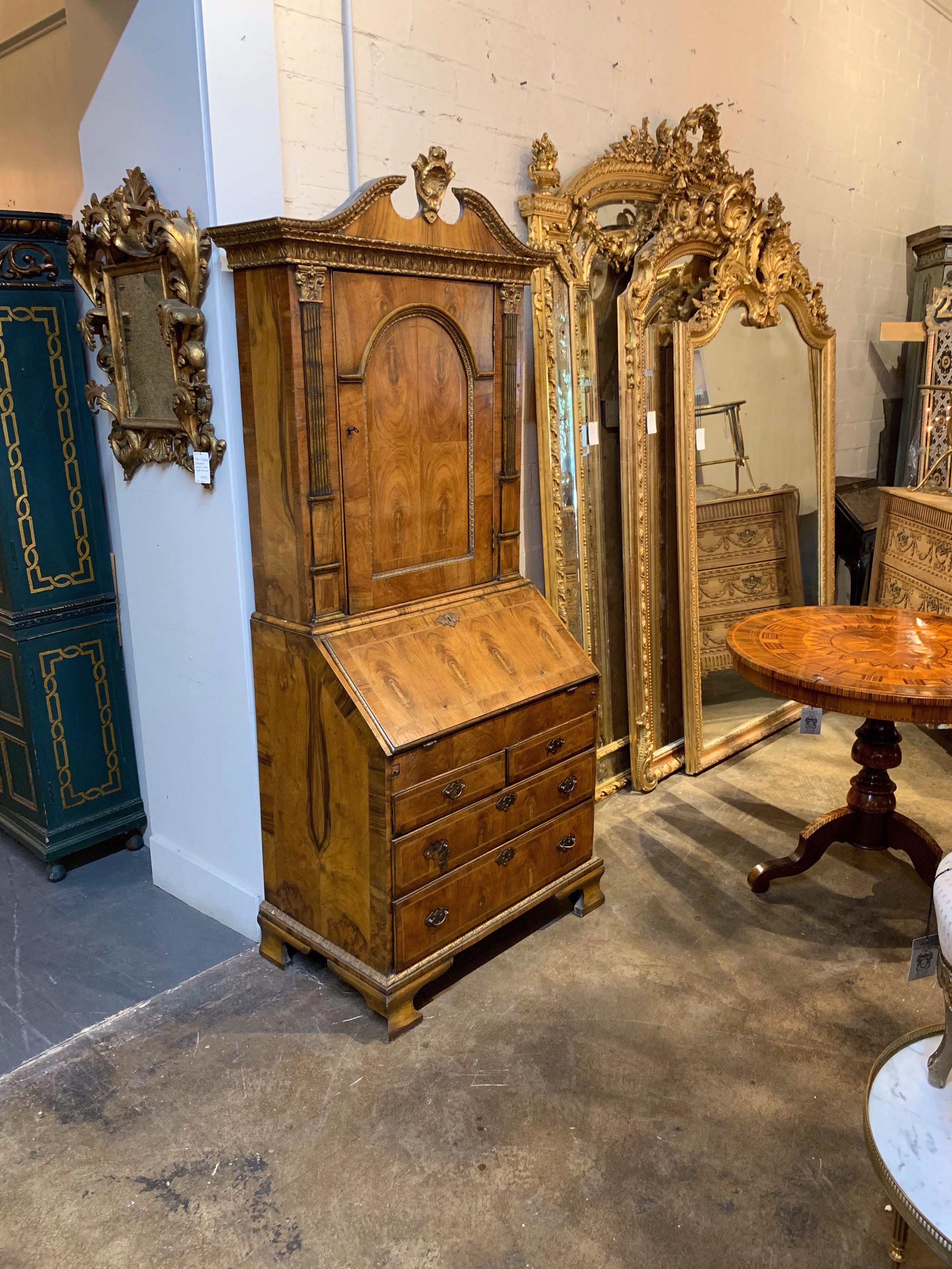 Guapísima secretaria inglesa de madera dorada de nogal. Una miríada de cajones, casilleros y armarios llenan el interior bien equipado. Muy funcional a la vez que bonita.