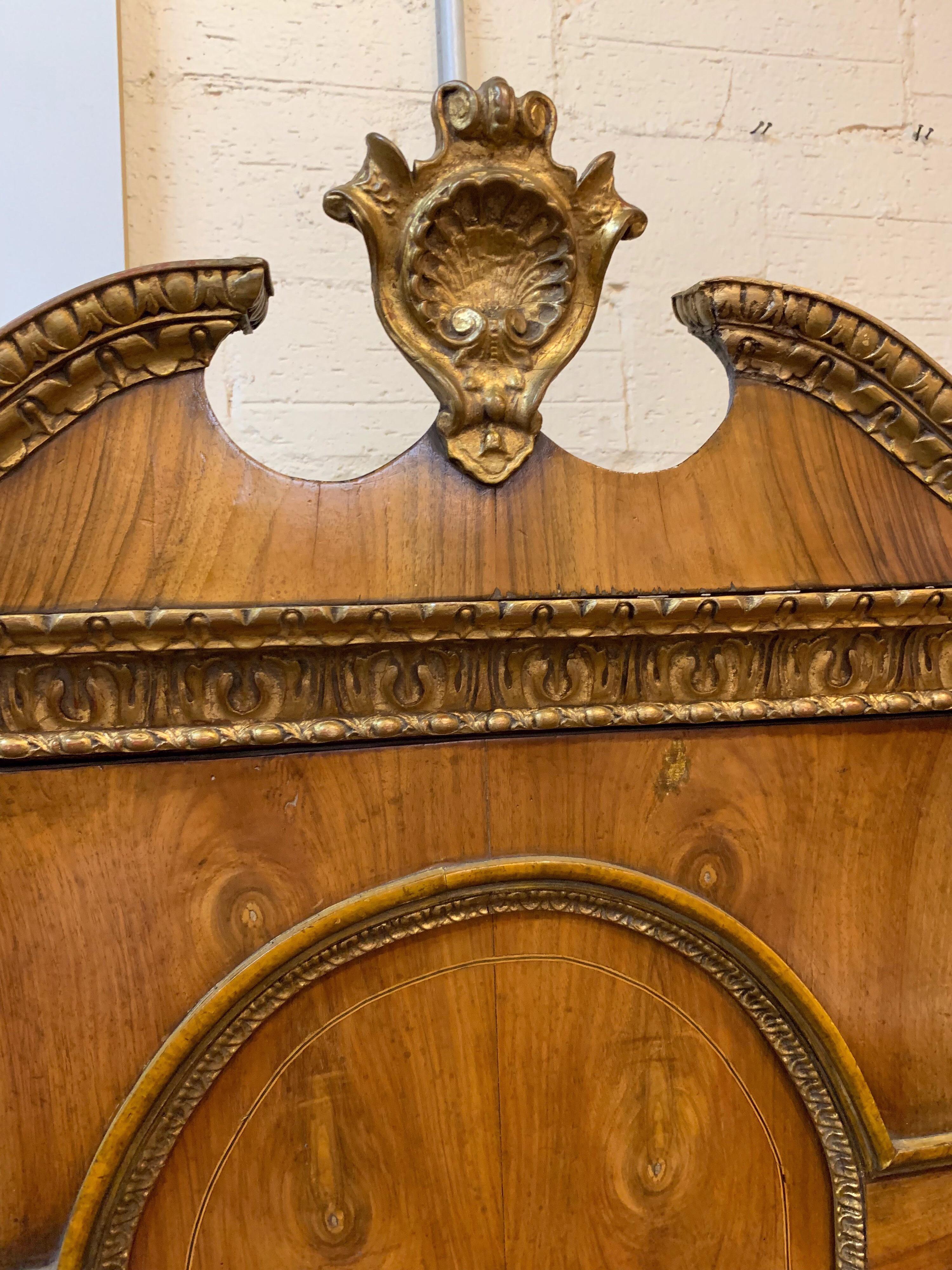 Secretario de madera de nogal y giltwood del siglo XVIII Inglés en venta