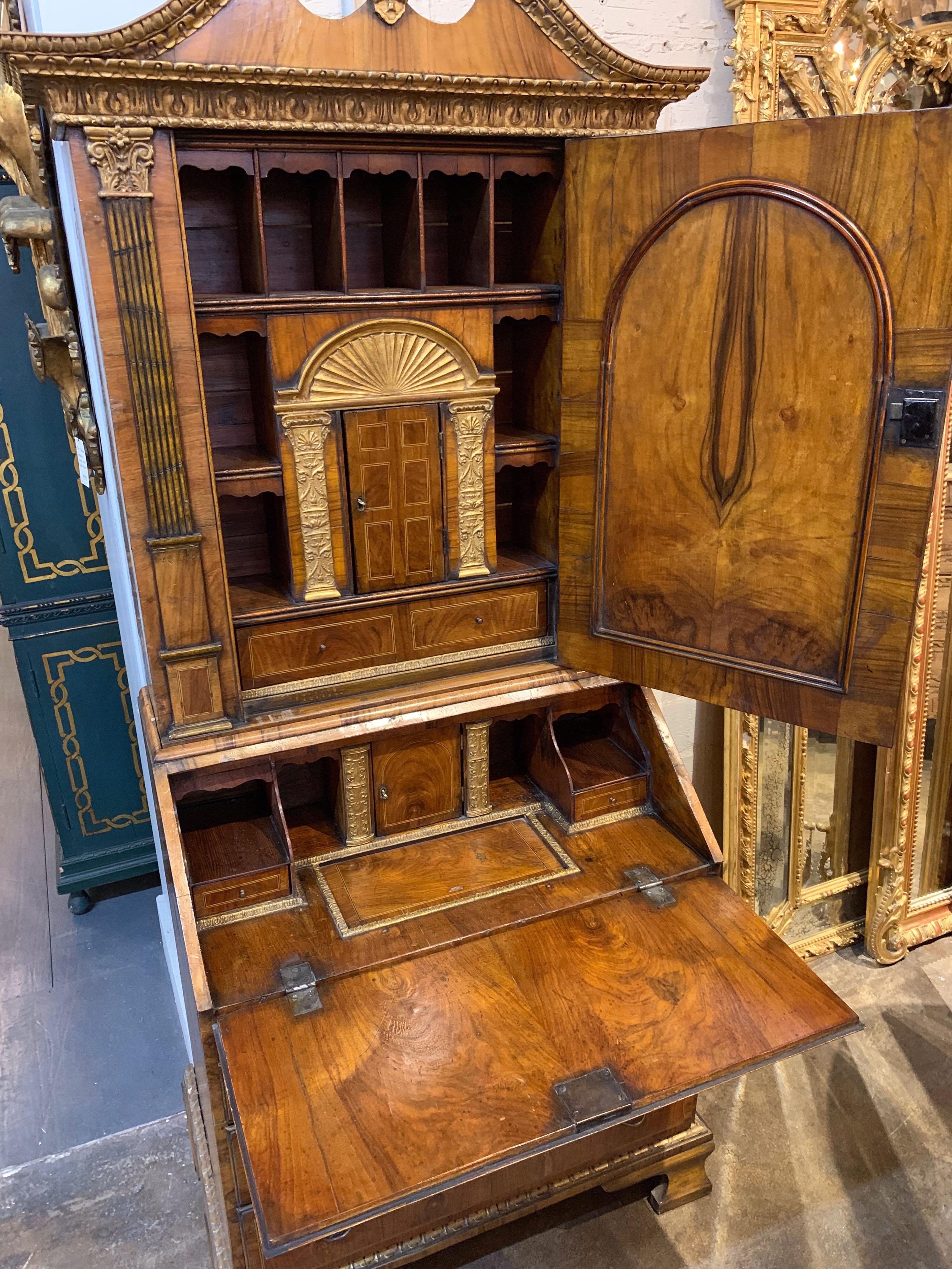 Secretario de madera de nogal y giltwood del siglo XVIII en Bueno estado para la venta en Dallas, TX