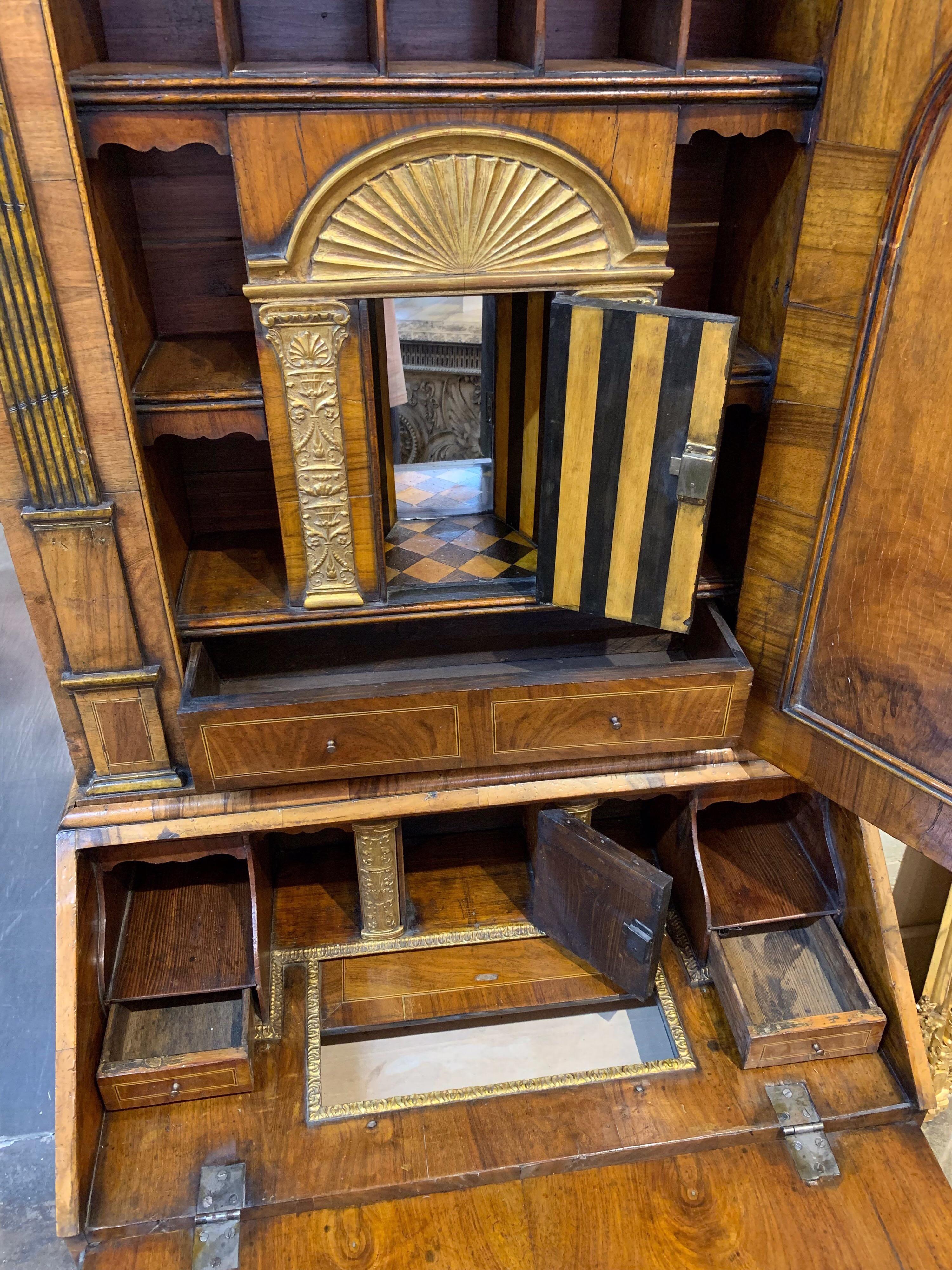 Secretario de madera de nogal y giltwood del siglo XVIII siglo XVIII y antes en venta