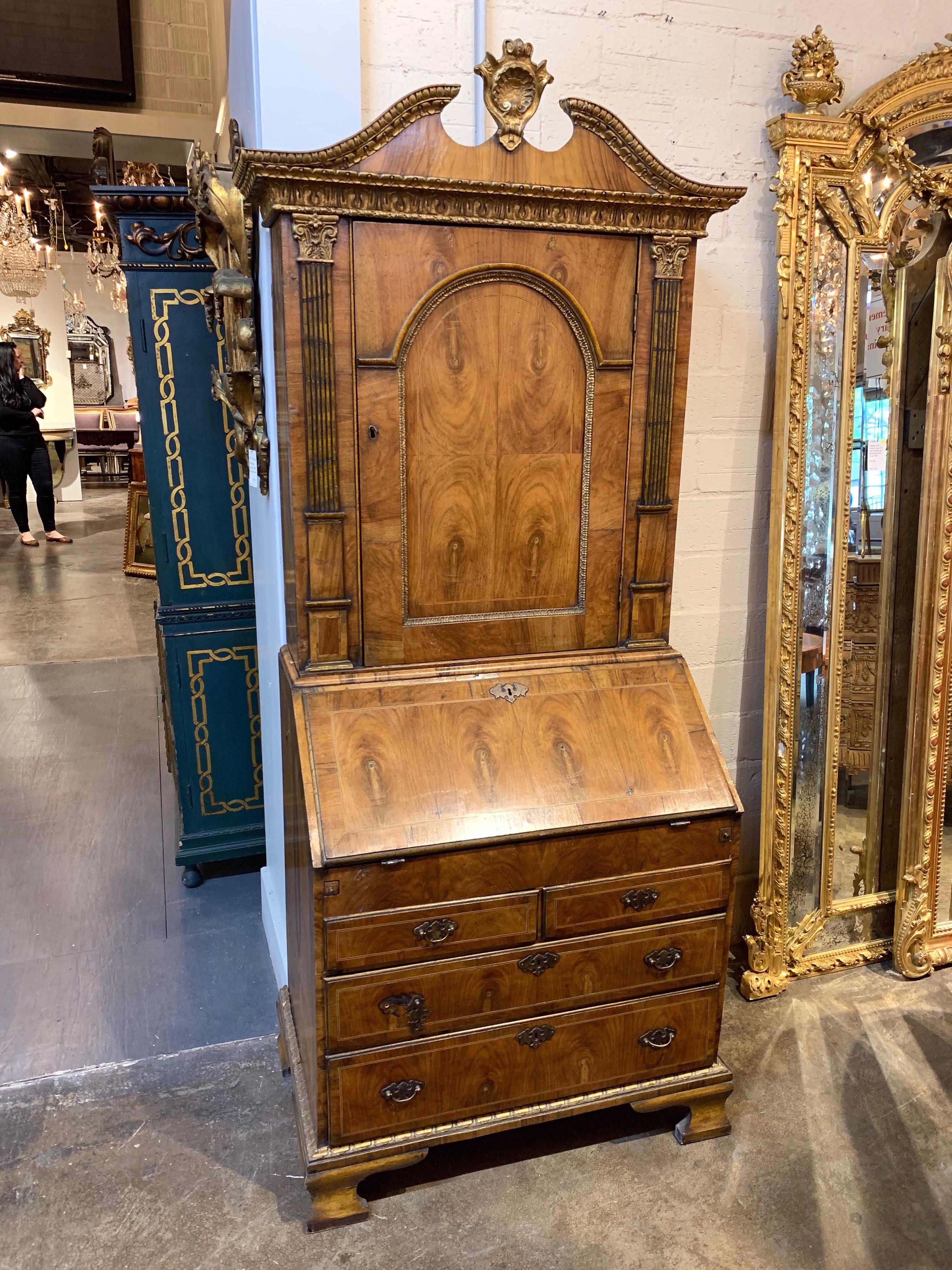 Secretario de madera de nogal y giltwood del siglo XVIII Nogal en venta