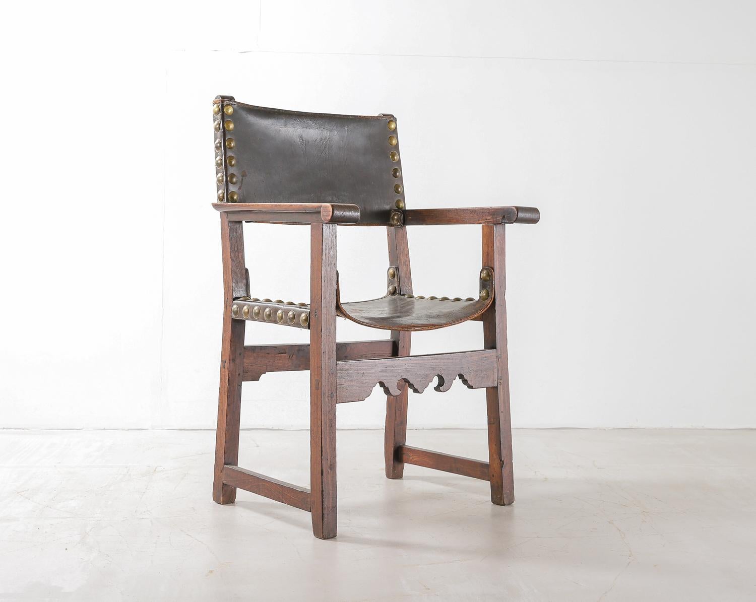 Spanish 18th Century Walnut and Leather Armchair In Good Condition For Sale In London, Charterhouse Square