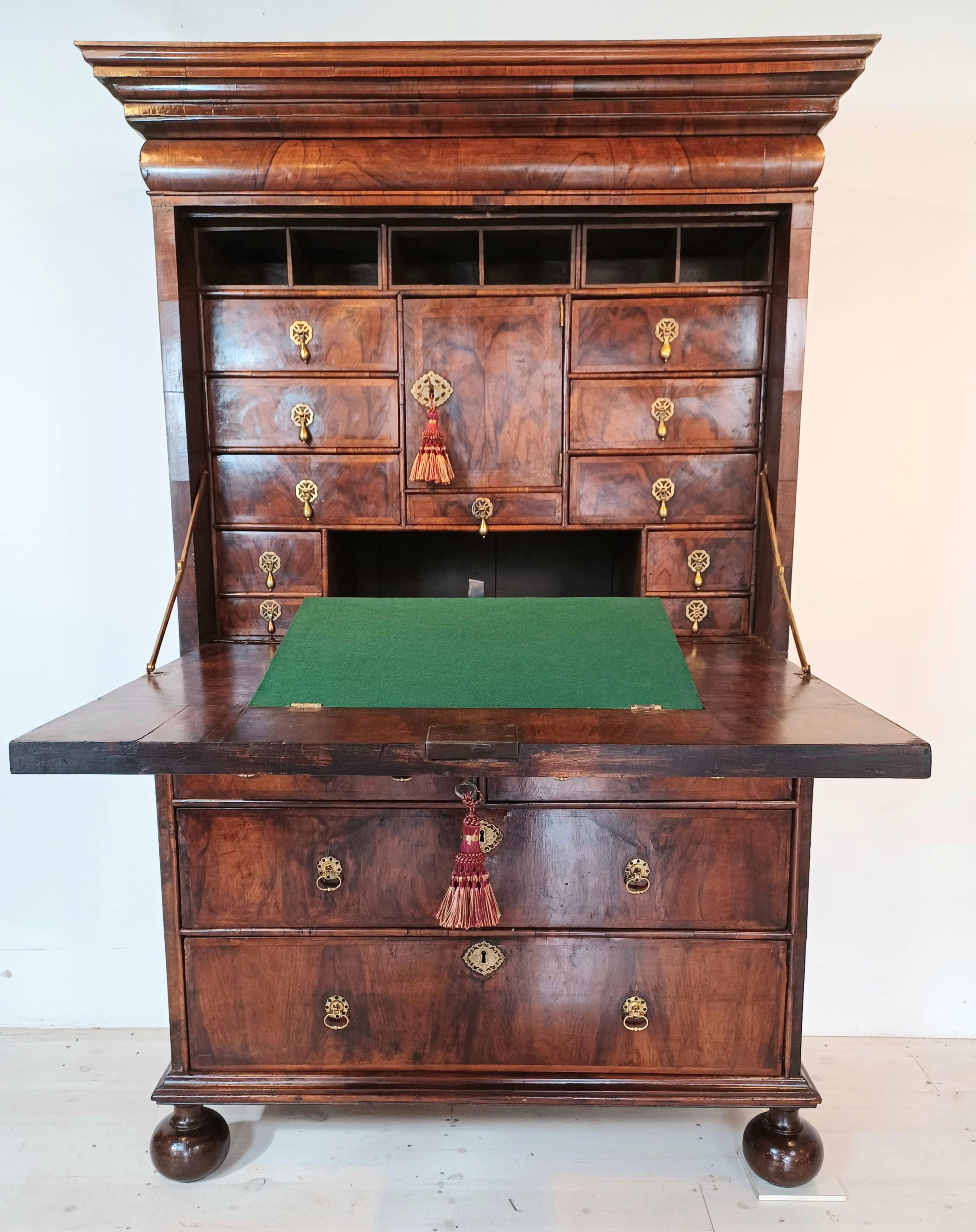 18th century walnut and pollard oak seretaire abbatant For Sale 12