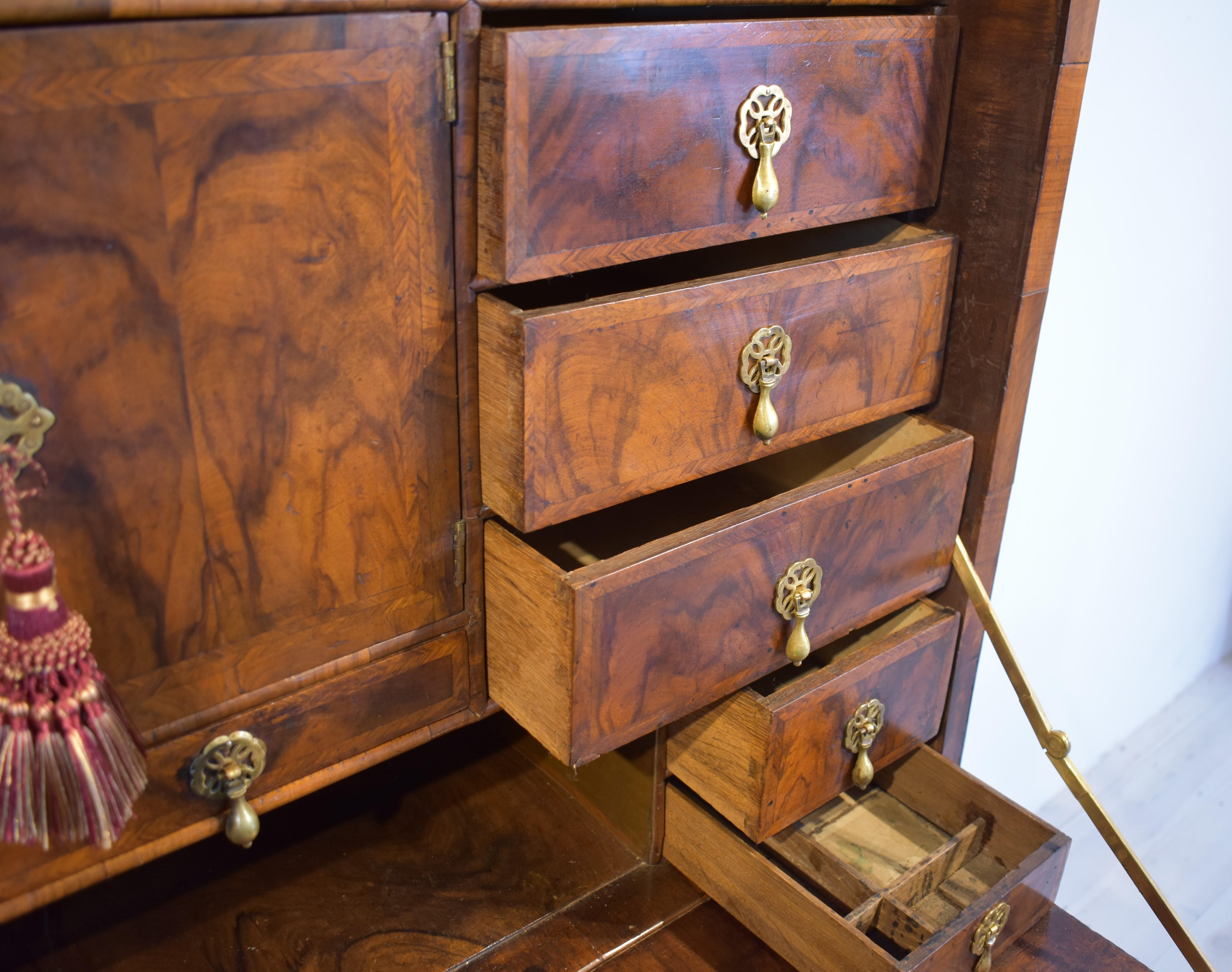 18th century walnut and pollard oak seretaire abbatant For Sale 3
