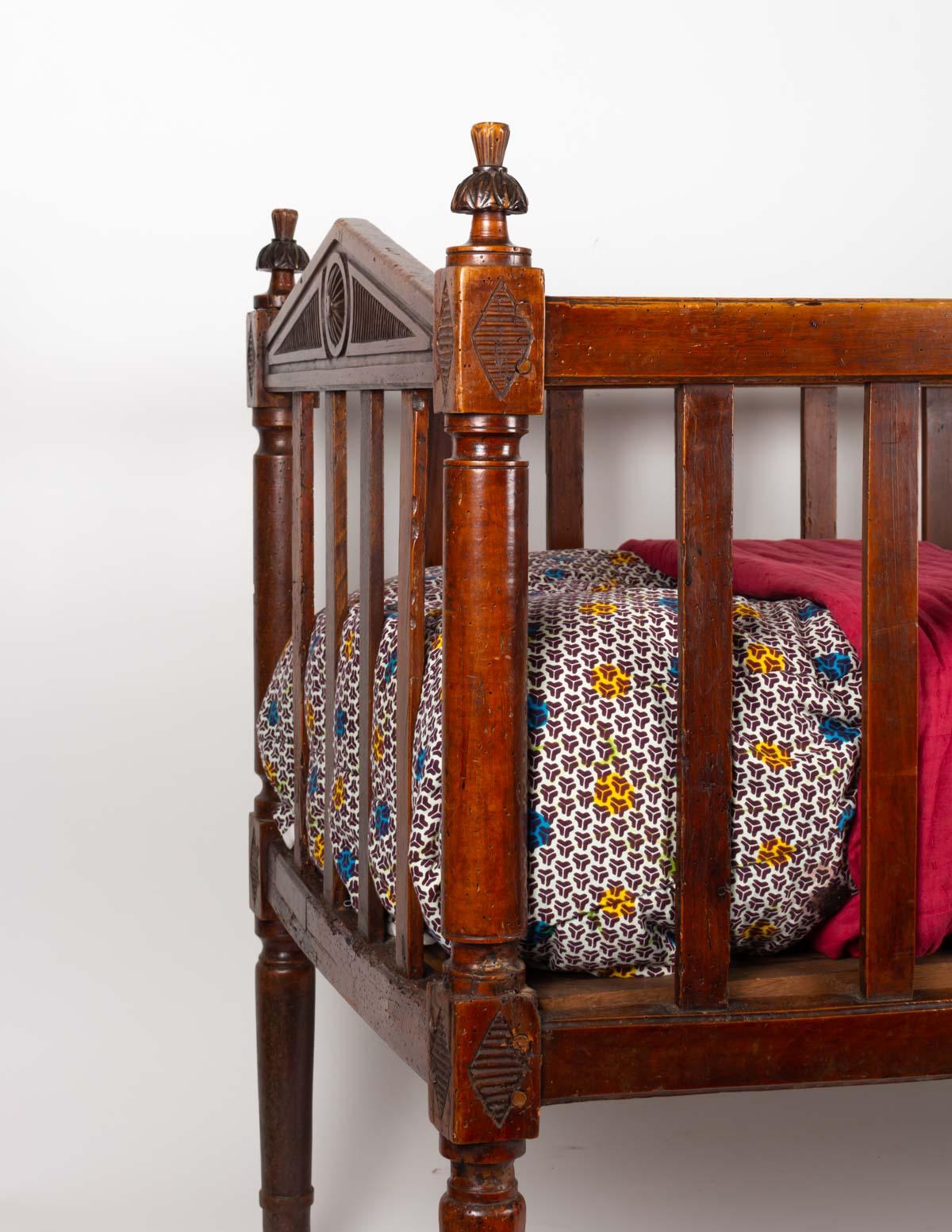 18th century baby bed in walnut with its mattress and zinc interior to install a floral decoration when the baby is growing.
Measures: H 84cm, W 113cm, D 58cm.