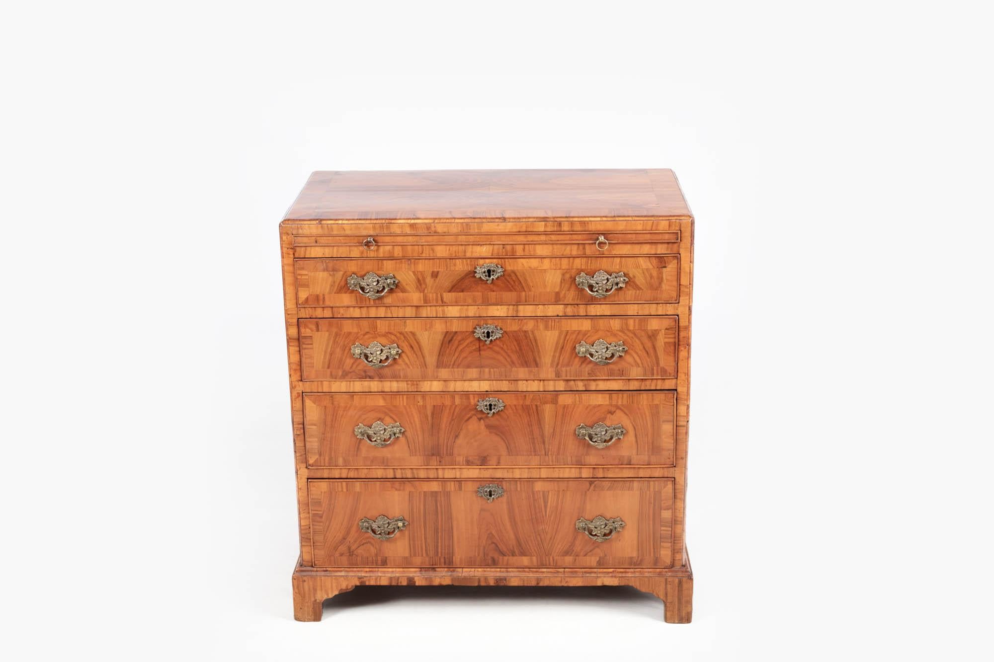 18th Century Walnut Bachelor's Chest In Excellent Condition In Dublin 8, IE