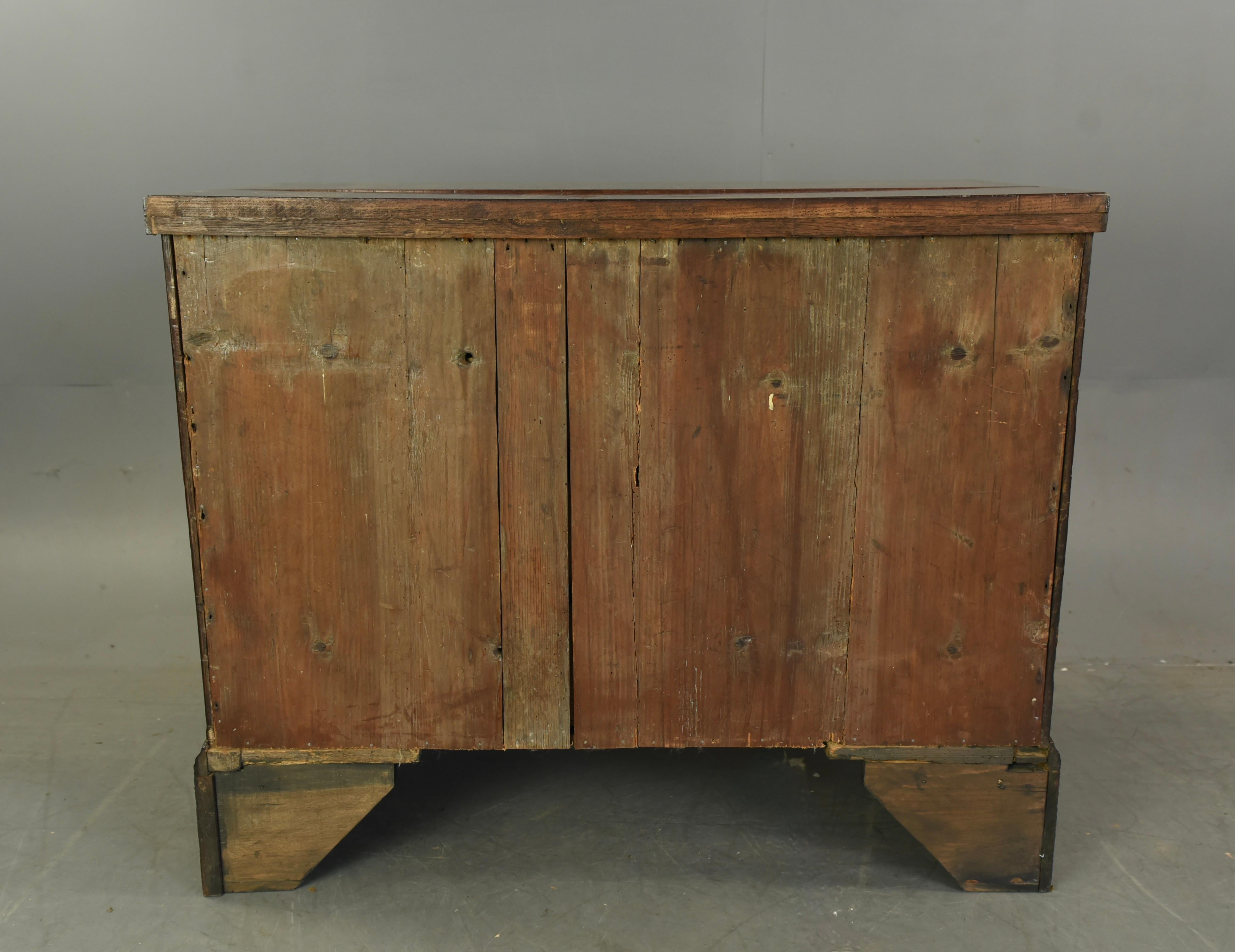 18th century walnut Bachelors chest of drawers commode  4