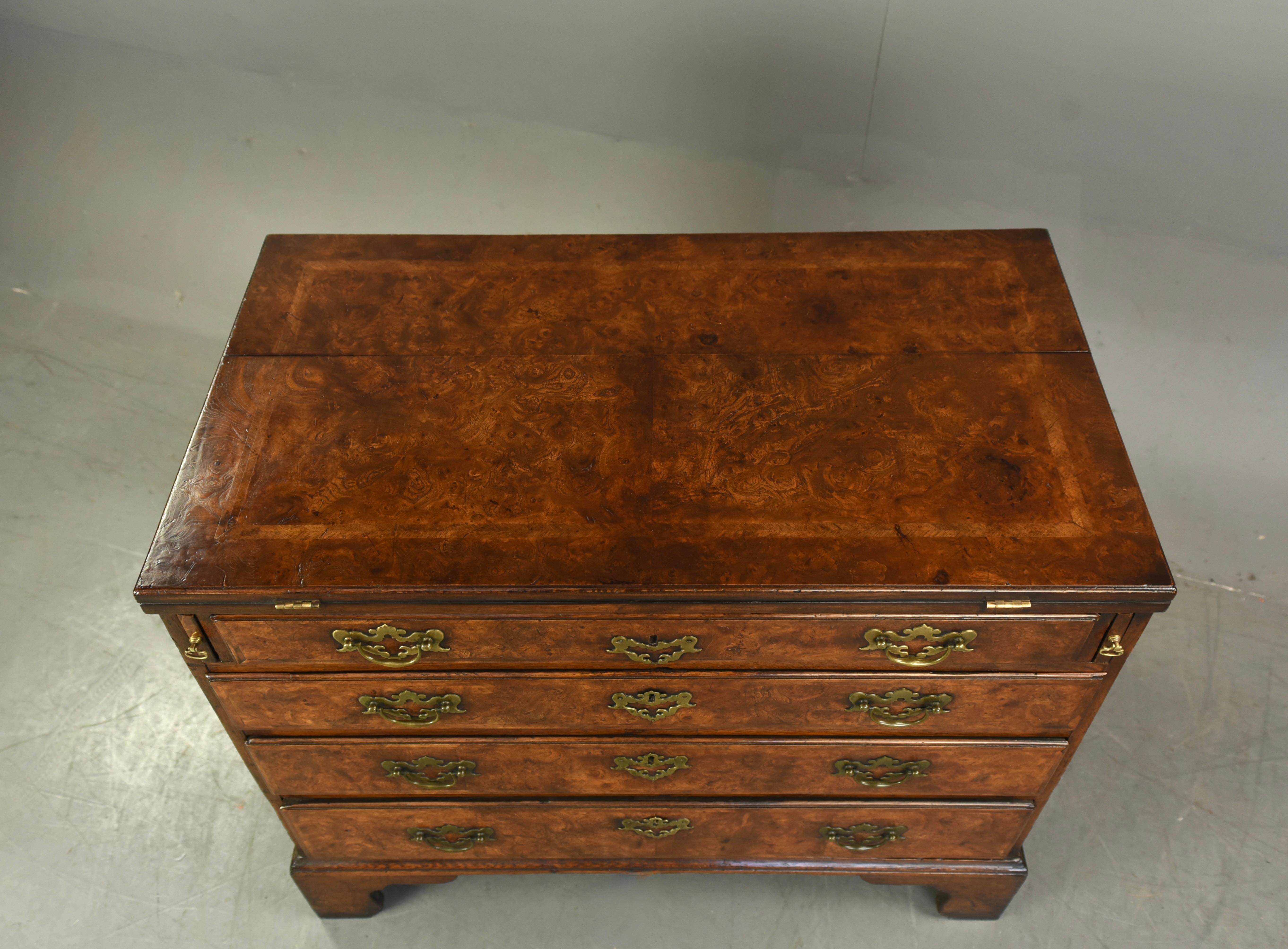 18th century walnut Bachelors chest of drawers commode  In Good Condition In Chelmsford, GB