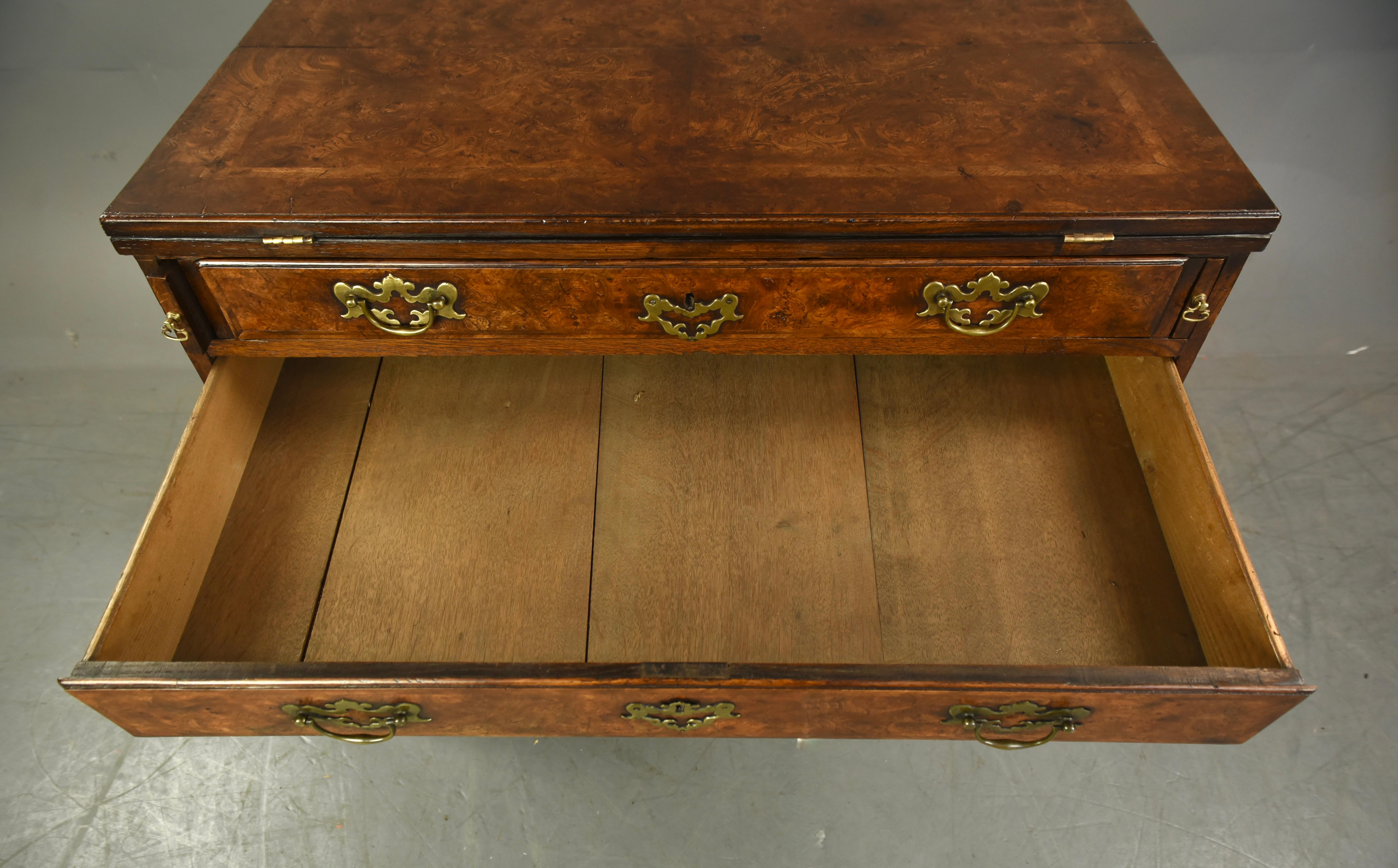 18th century walnut Bachelors chest of drawers commode  2
