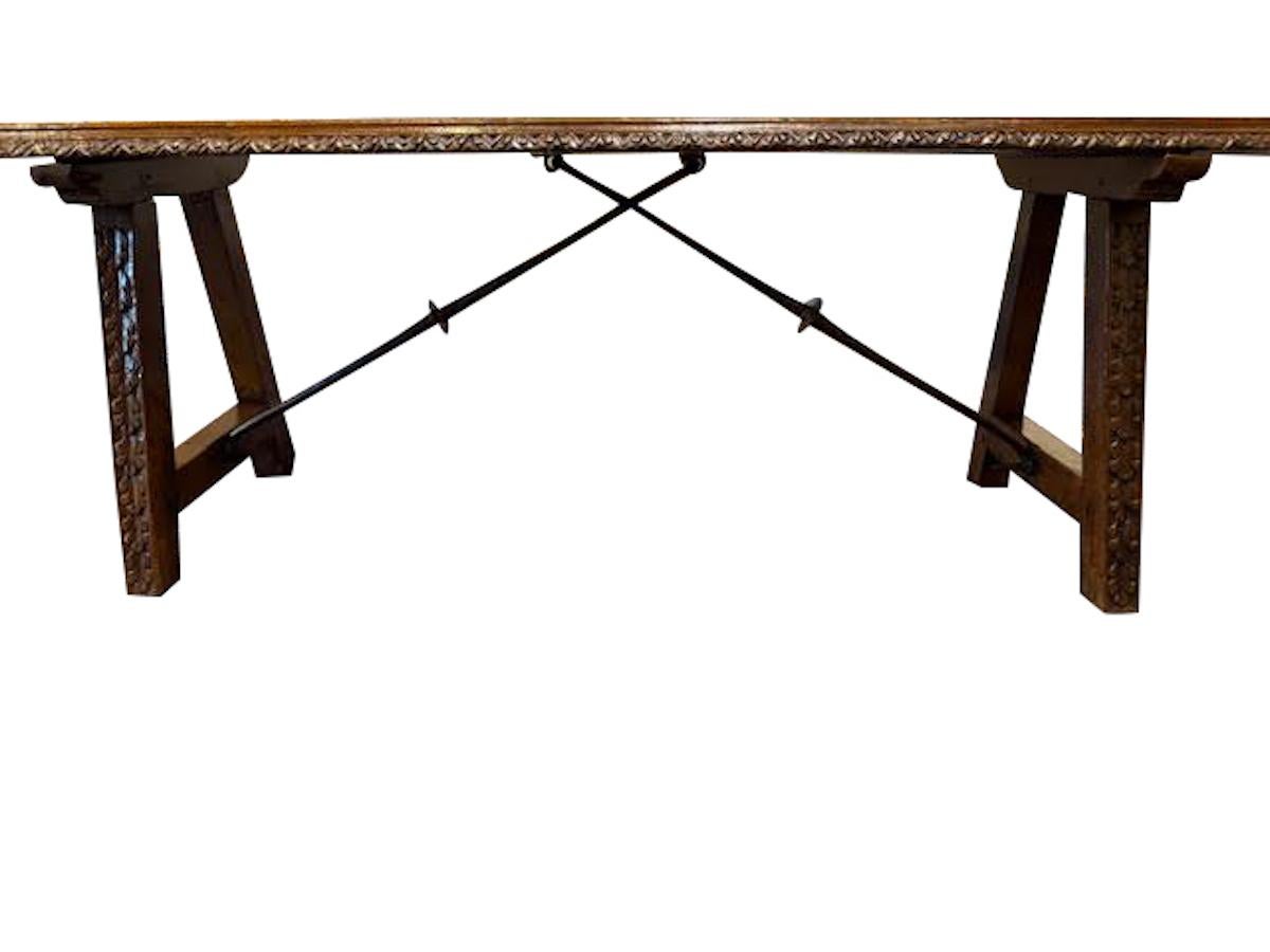 Banc italien du XVIIIe siècle en noyer avec barre transversale en fer.
Tablier et pieds décoratifs sculptés.