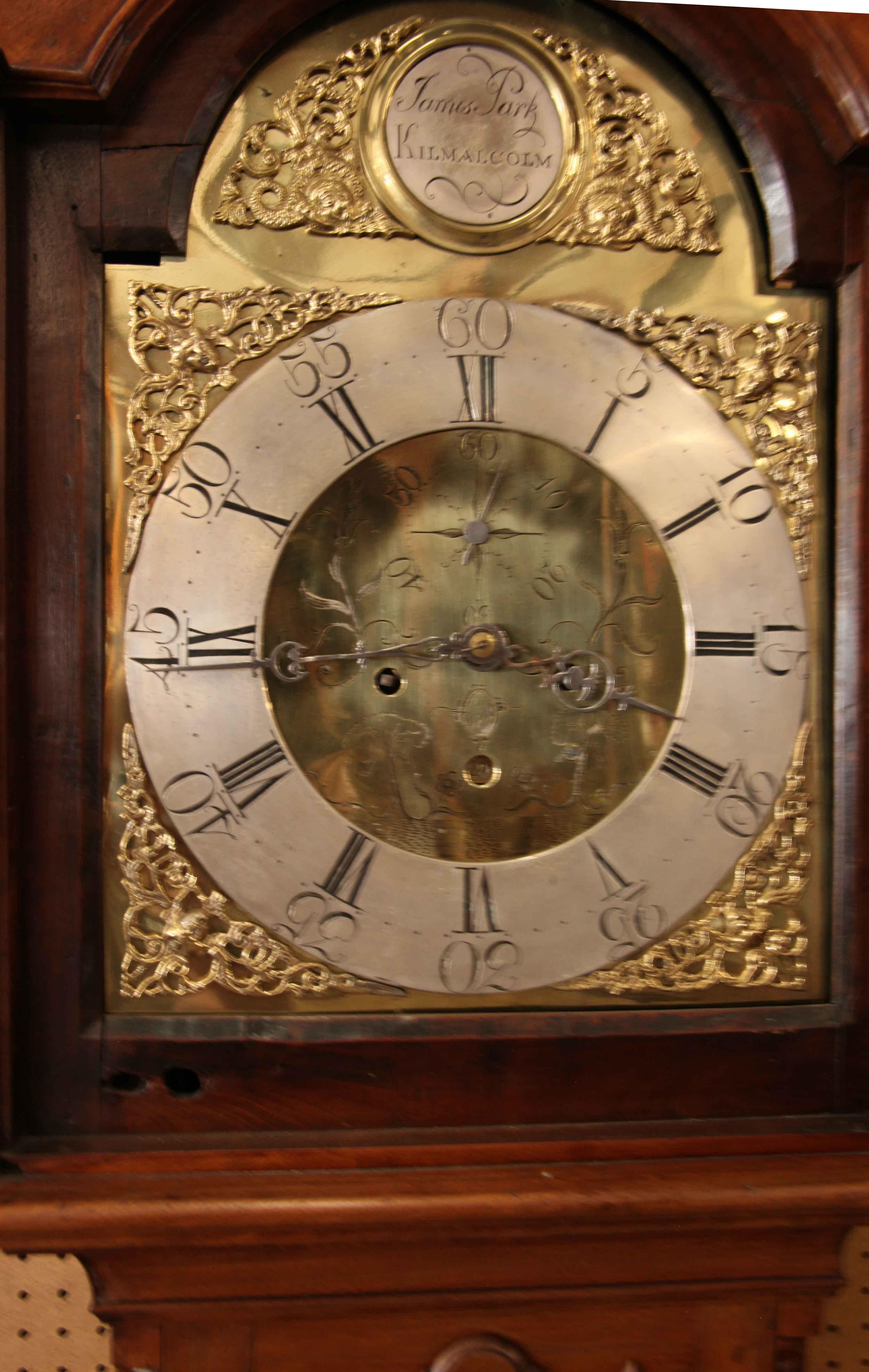 18. Jahrhundert Nussbaum Messing Zifferblatt Grandfather Clock (Gedrechselt) im Angebot