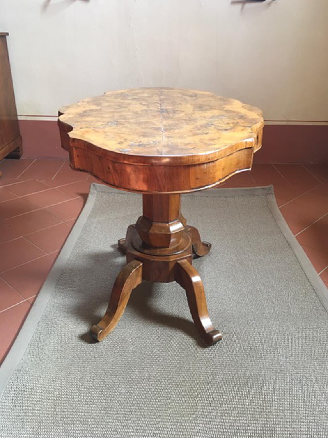 Italy 18th Century Regency Walnut Briar Root Oval Table For Sale 6