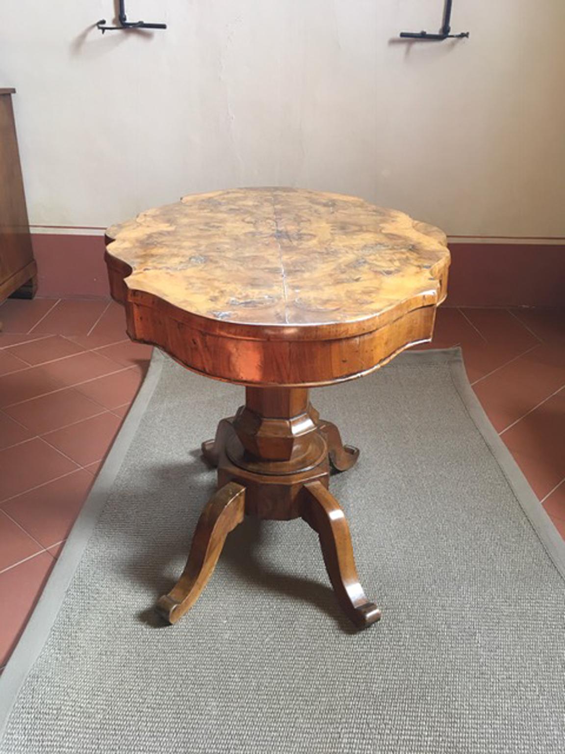 Italy 18th Century Regency Walnut Briar Root Oval Table For Sale 7