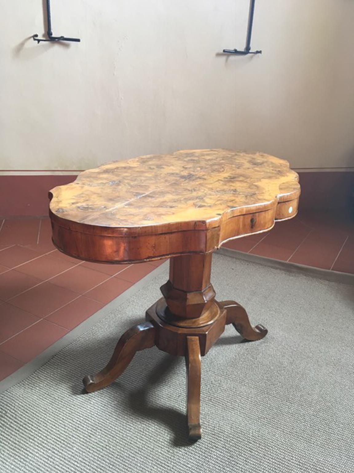 Italy 18th Century Regency Walnut Briar Root Oval Table For Sale 11