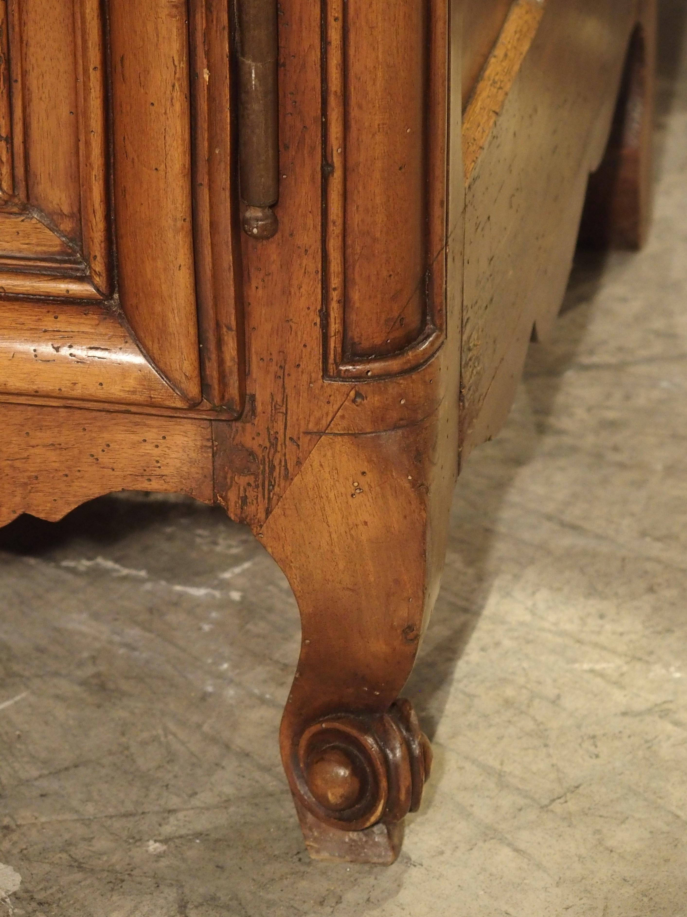 18th Century Walnut Buffet De Chasse from Lyon, France For Sale 4