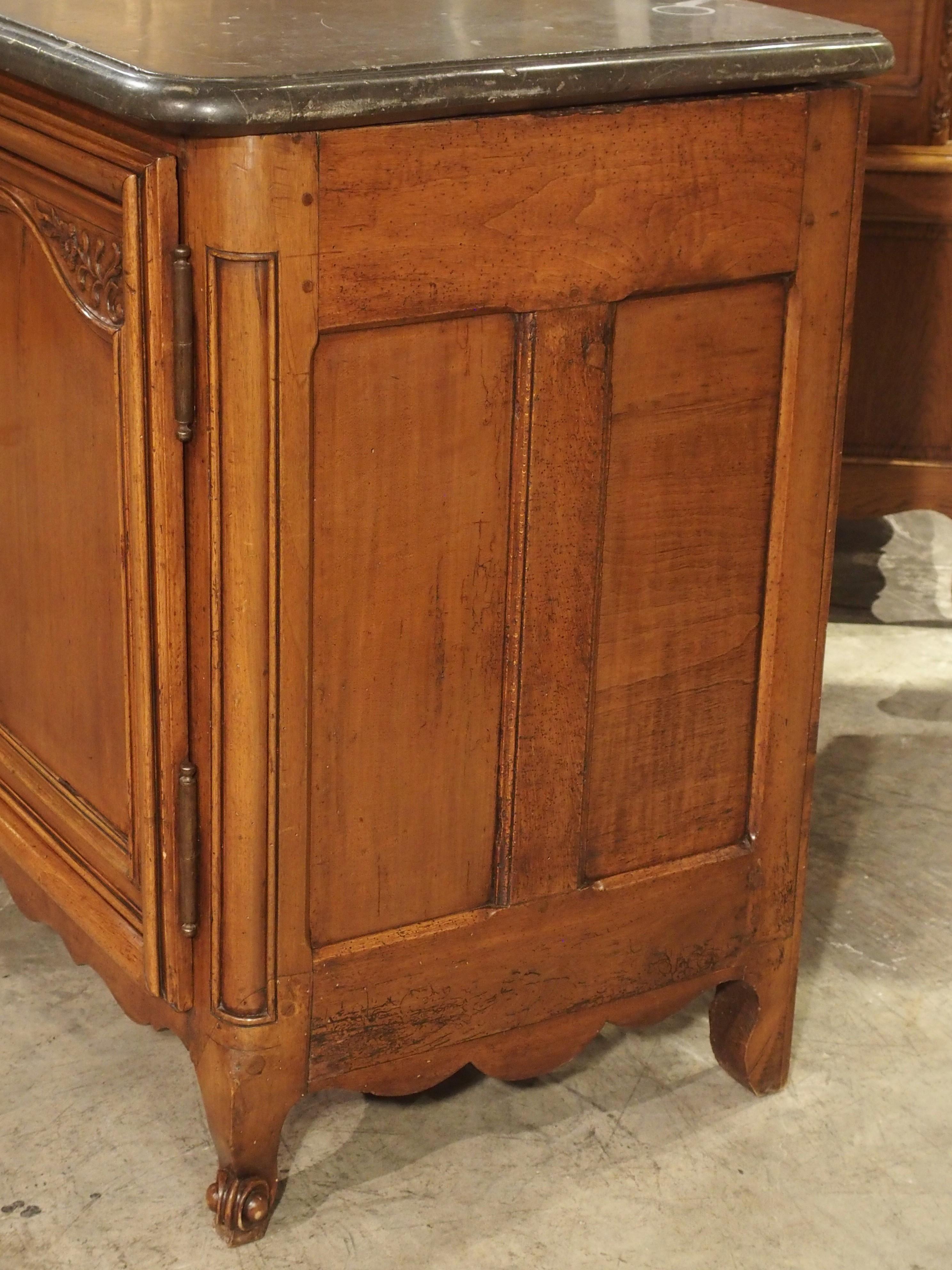 18th Century Walnut Buffet De Chasse from Lyon, France For Sale 5